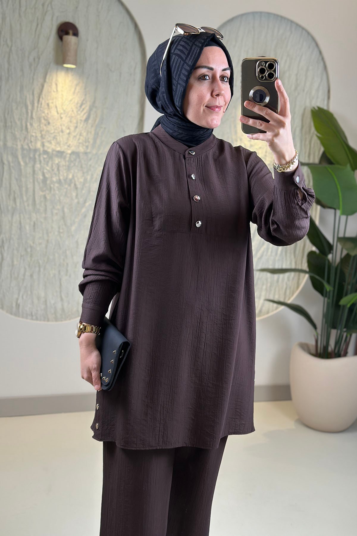 Tesettür Pantolonlu TakımÖnü Yarım Düğmeli Tunik ve Pantolon Kadın İkili Takım Kahverengi KADO 262358 