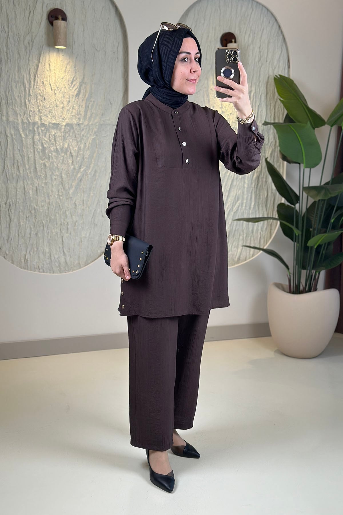 Tesettür Pantolonlu TakımÖnü Yarım Düğmeli Tunik ve Pantolon Kadın İkili Takım Kahverengi KADO 262358 