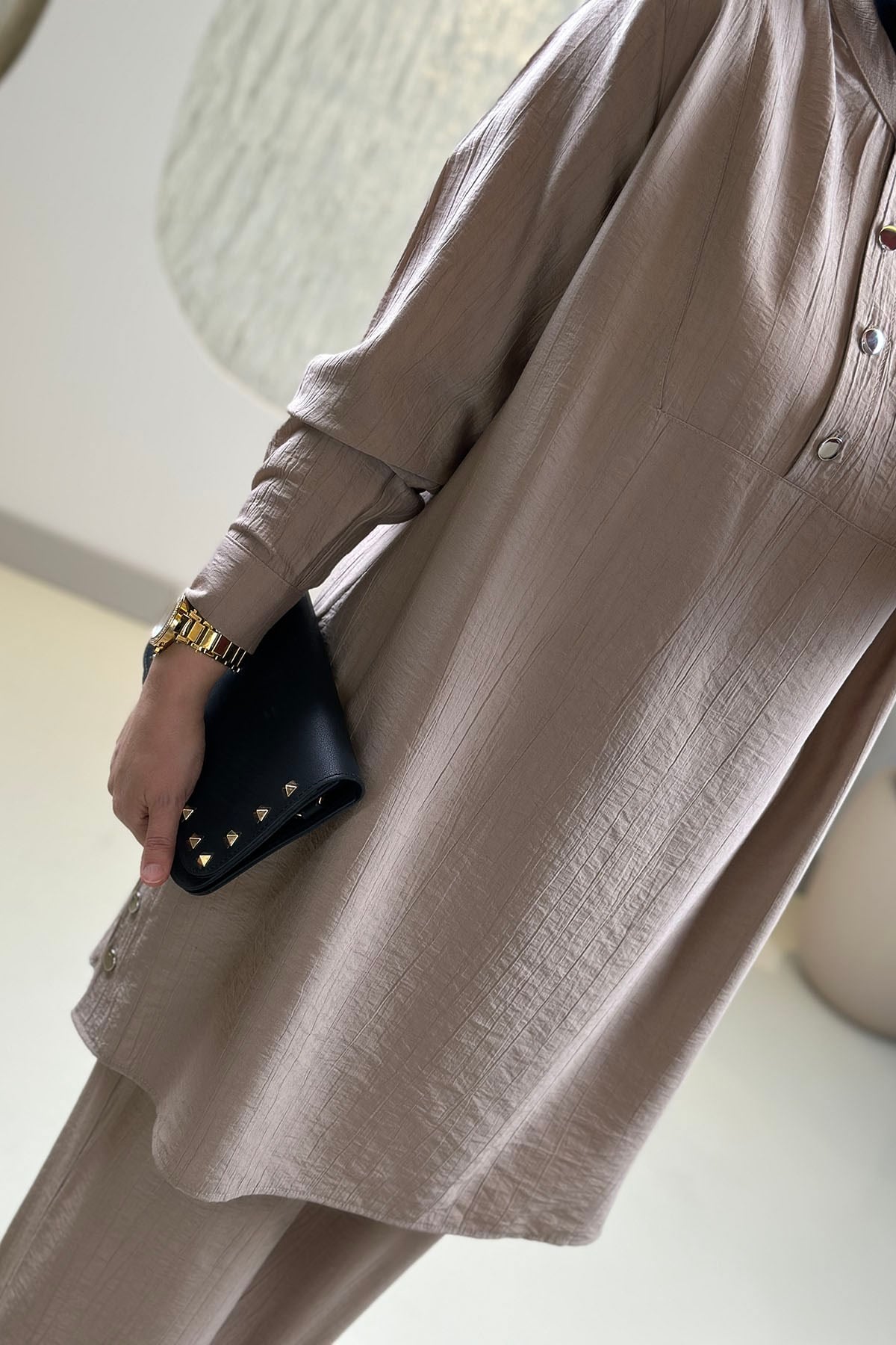 Tesettür Pantolonlu TakımÖnü Yarım Düğmeli Tunik ve Pantolon Kadın İkili Takım Vizon KADO 262358 