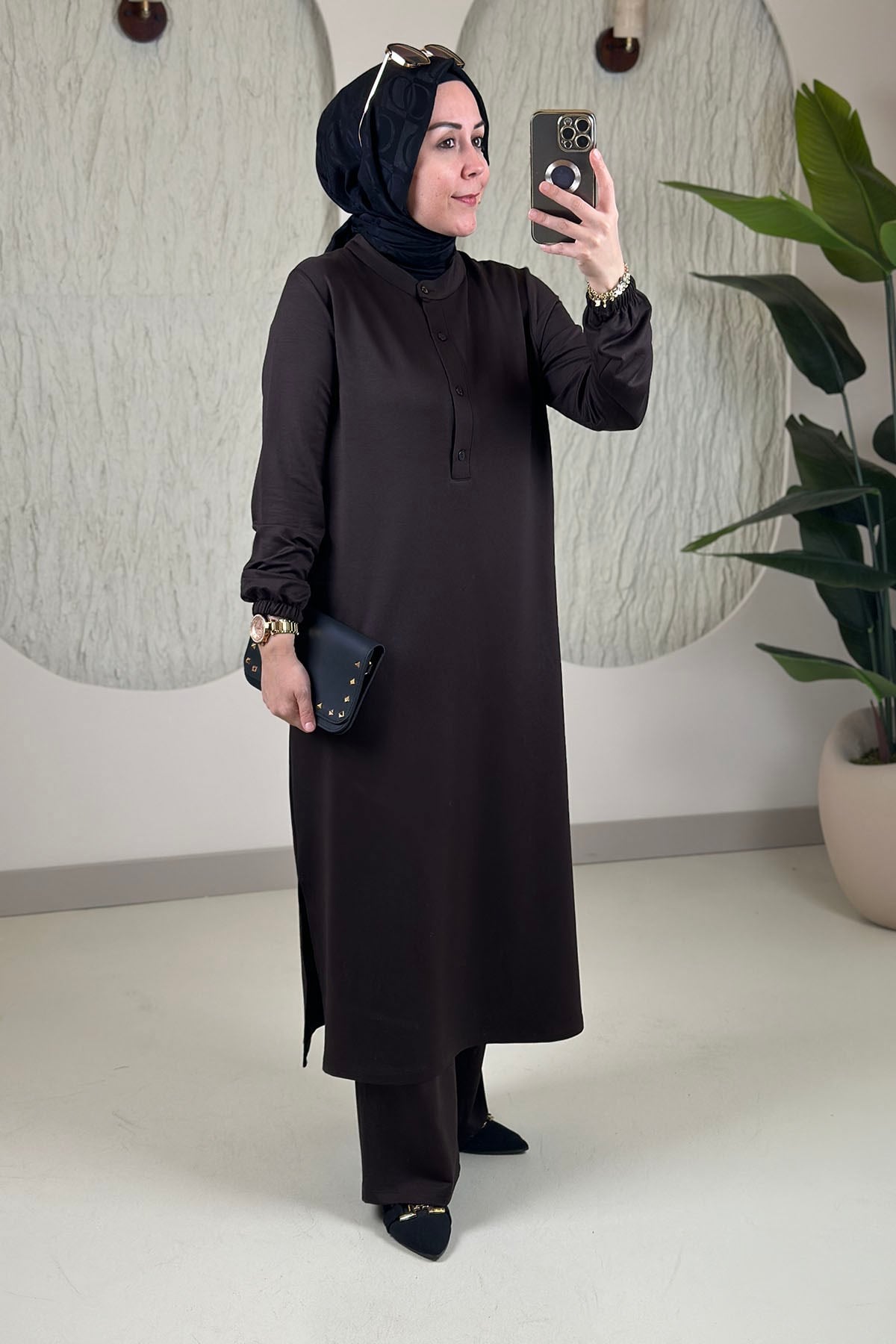 Tesettür Pantolonlu TakımÖnü Yarım Düğmeli Kol Ribanalı Uzun Tunik ve Pantolon Kadın İkili Takım Kahverengi KADO 268186