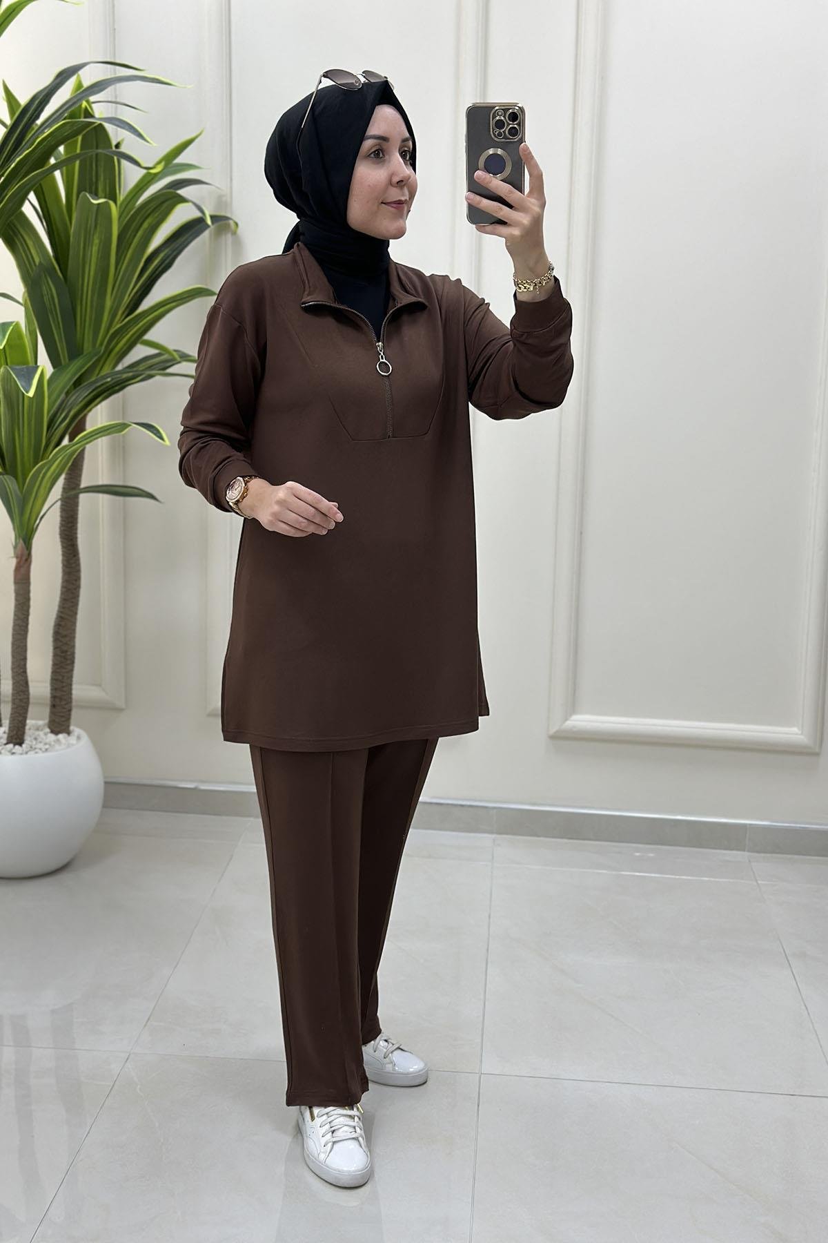 Tesettür Pantolonlu TakımÖnü Yarım Fermuarlı Tunik ve Pantolon Kadın İkili Takım Kahverengi KADO 257276