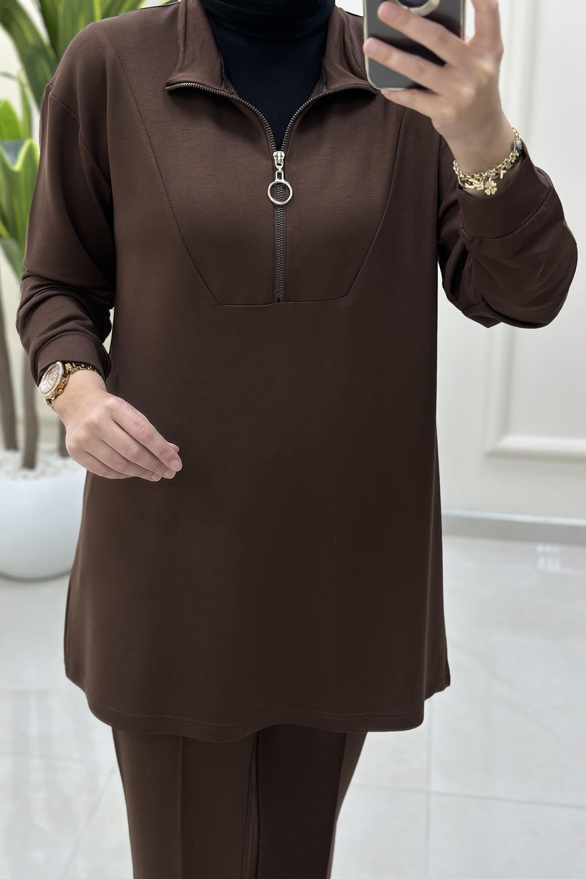 Tesettür Pantolonlu TakımÖnü Yarım Fermuarlı Tunik ve Pantolon Kadın İkili Takım Kahverengi KADO 257276