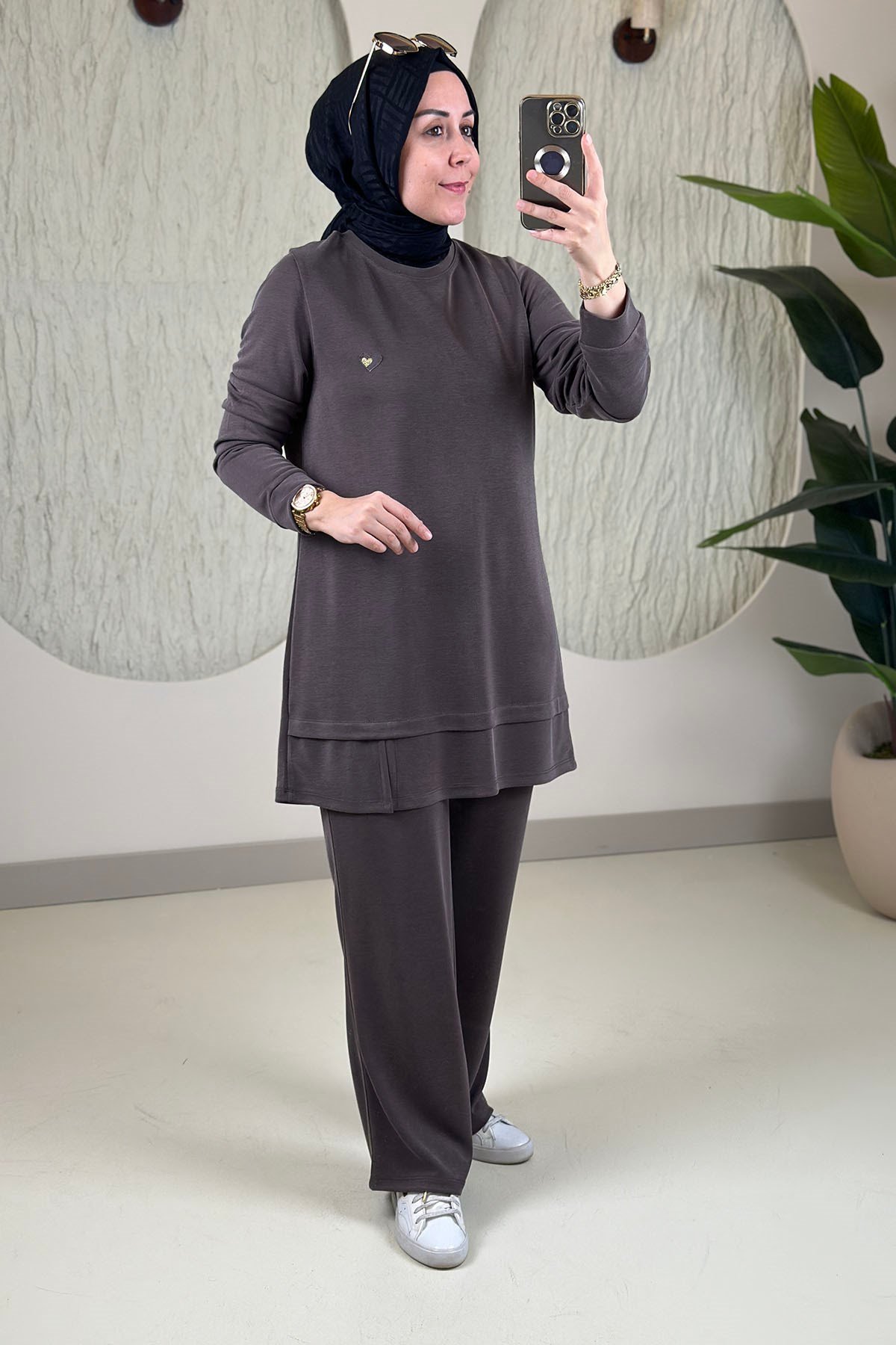 Tesettür Pantolonlu TakımPike Kumaş Kalp Armalı Tunik ve Pantolon Kadın İkili Takım Kahverengi KADO 268224