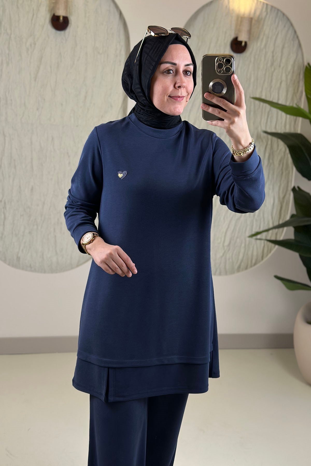 Tesettür Pantolonlu TakımPike Kumaş Kalp Armalı Tunik ve Pantolon Kadın İkili Takım Lacivert KADO 268224