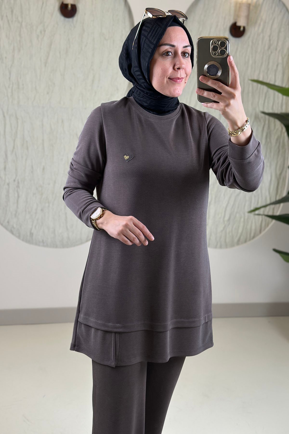 Tesettür Pantolonlu TakımPike Kumaş Kalp Armalı Tunik ve Pantolon Kadın İkili Takım Kahverengi KADO 268224
