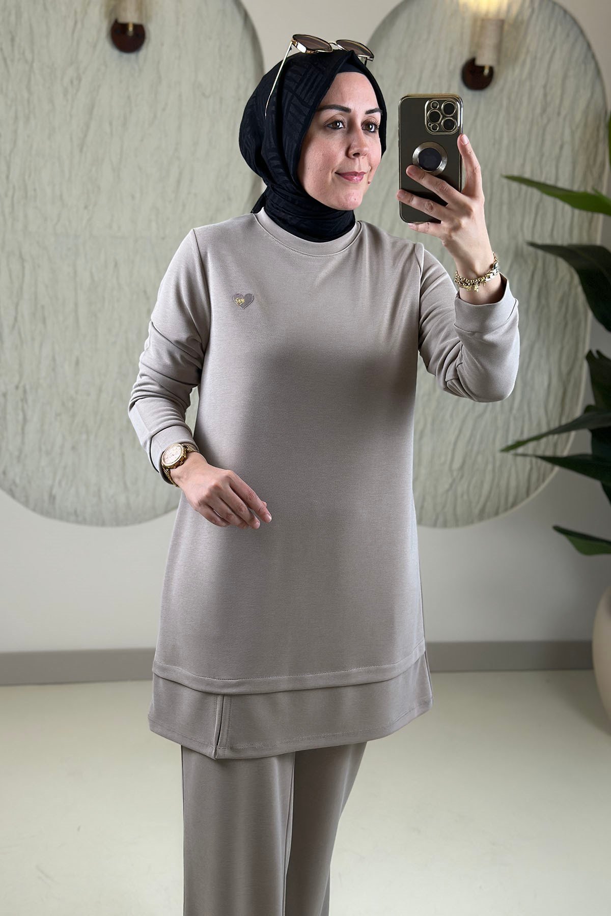 Tesettür Pantolonlu TakımPike Kumaş Kalp Armalı Tunik ve Pantolon Kadın İkili Takım Açık Vizon KADO 268224