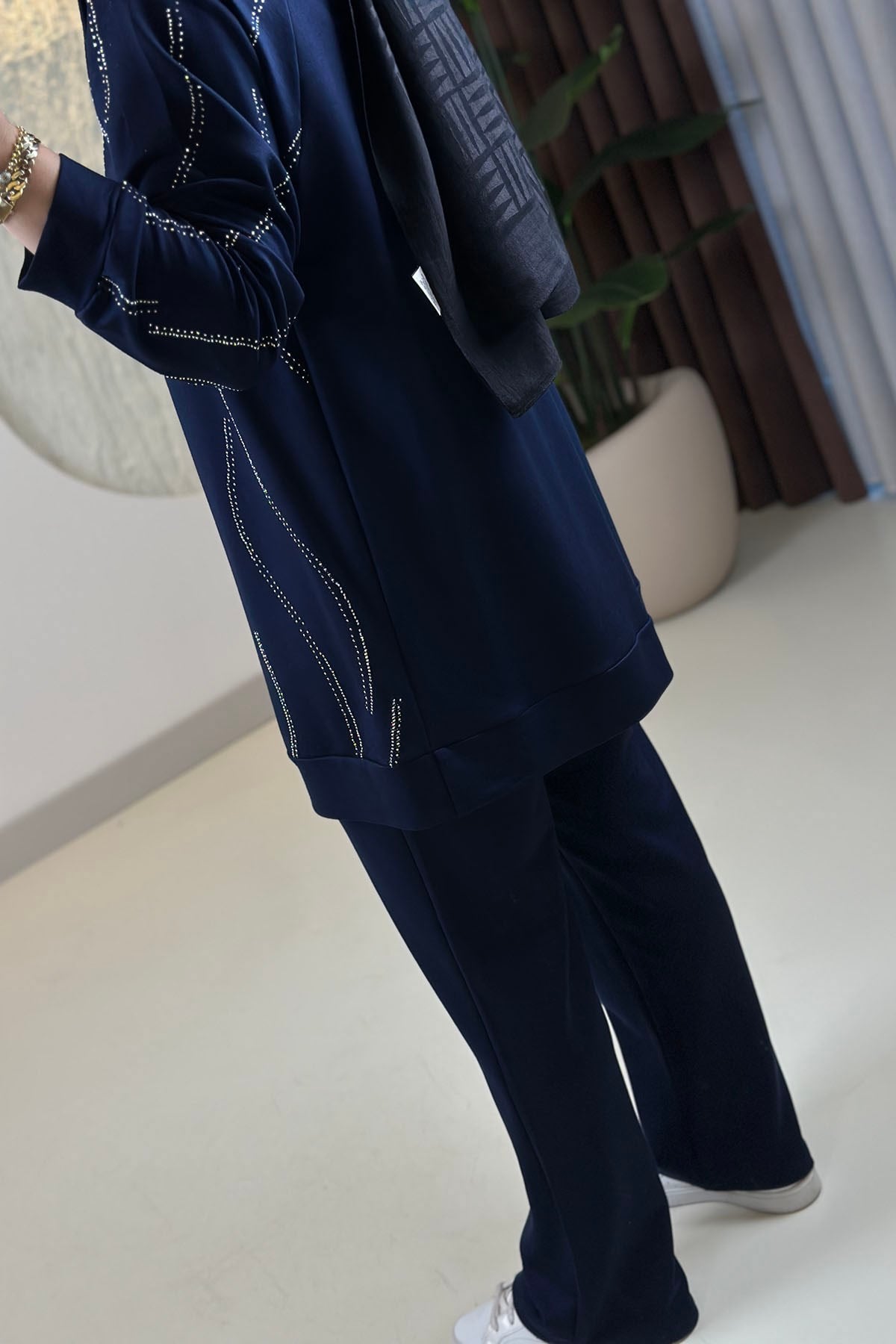 Tesettür Pantolonlu TakımReglan Kol Önü Taş Detaylı Tunik ve Pantolon Kadın İkili Takım Lacivert GNR 263 