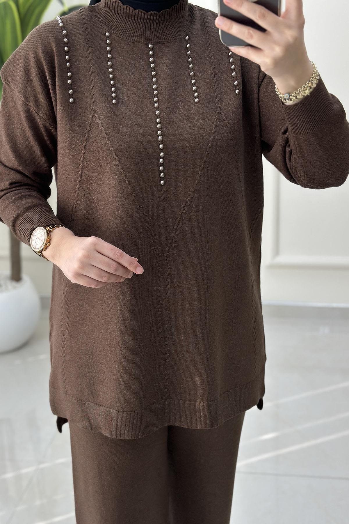 Tesettür Pantolonlu TakımTriko Düşük Omuz İnci Detaylı Tunik ve Pantolon Kadın İkili Takım Açık Kahverengi SFF 5137