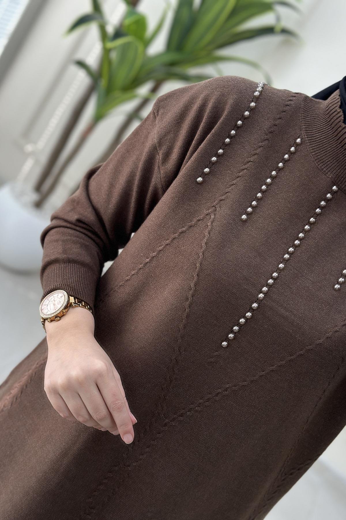 Tesettür Pantolonlu TakımTriko Düşük Omuz İnci Detaylı Tunik ve Pantolon Kadın İkili Takım Açık Kahverengi SFF 5137