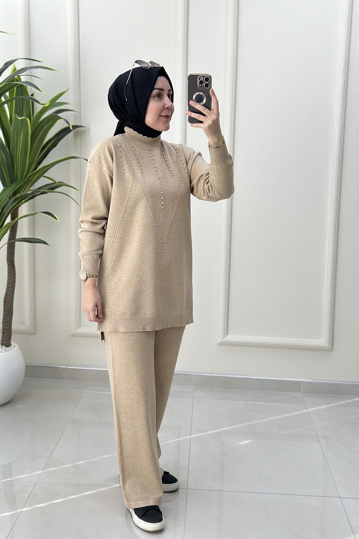 Tesettür Pantolonlu TakımTriko Düşük Omuz İnci Detaylı Tunik ve Pantolon Kadın İkili Takım Bej SFF 5137