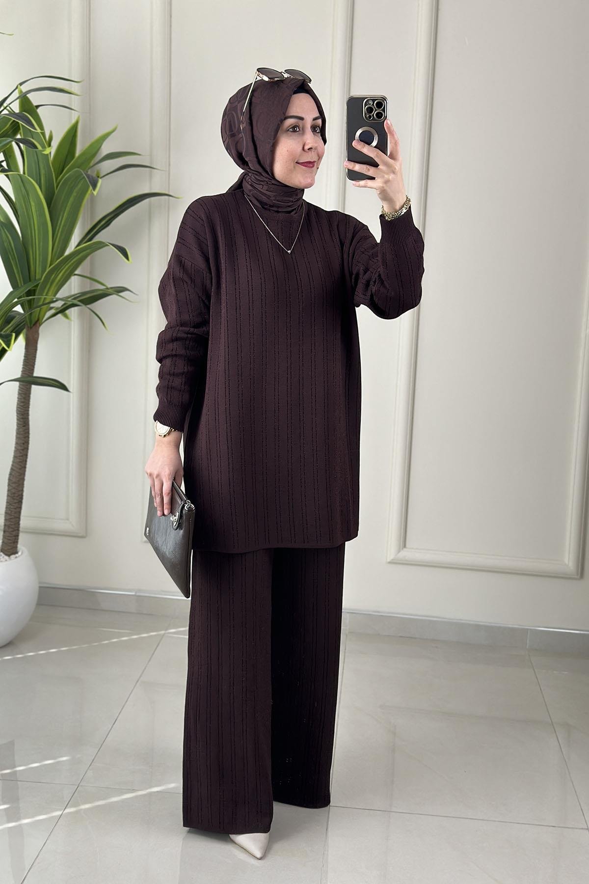 Tesettür Pantolonlu TakımTriko Kendinden Simli Düşük Omuz Tunik ve Pantolon Kadın İkili Takım Kahverengi SRY 6110