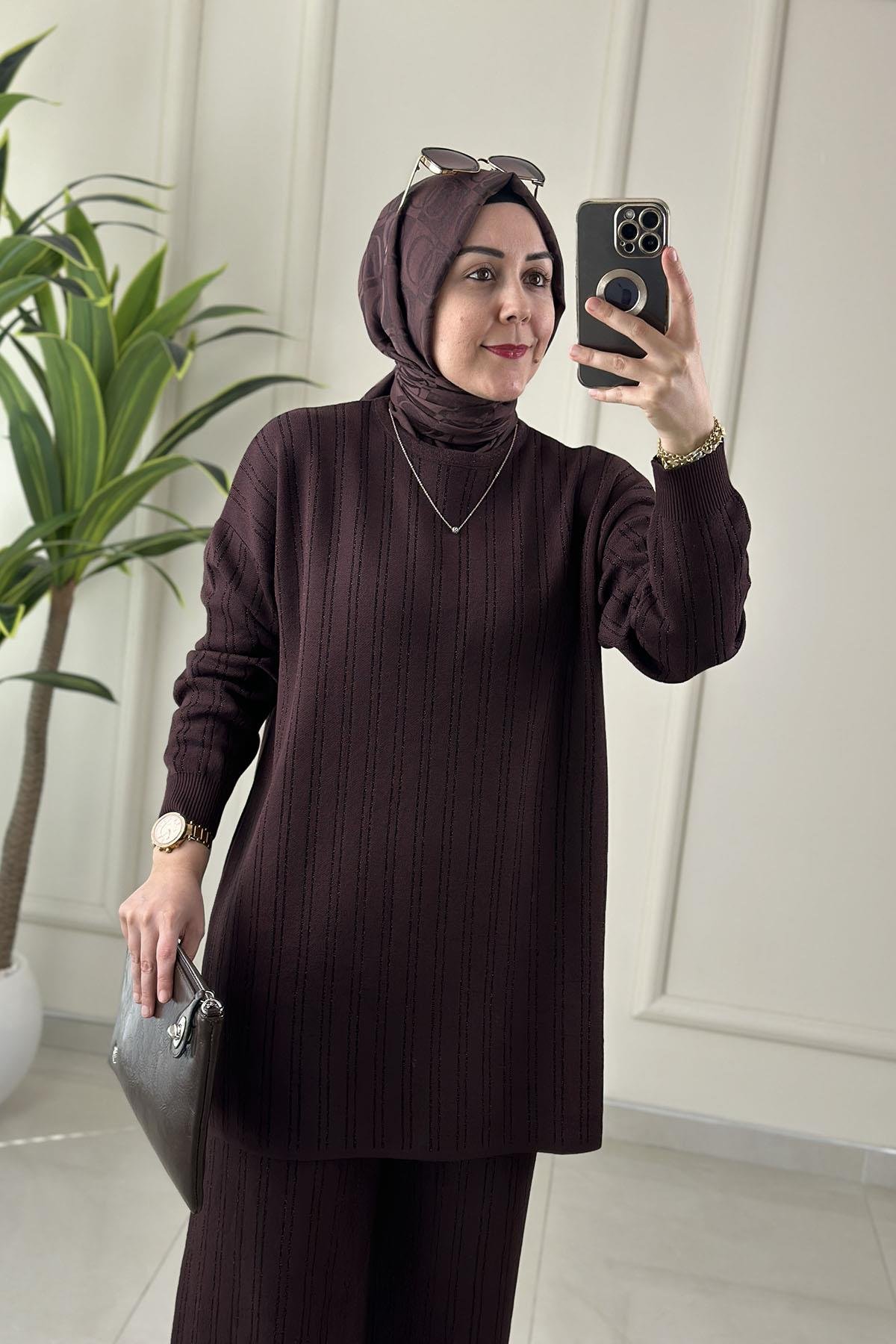 Tesettür Pantolonlu TakımTriko Kendinden Simli Düşük Omuz Tunik ve Pantolon Kadın İkili Takım Kahverengi SRY 6110