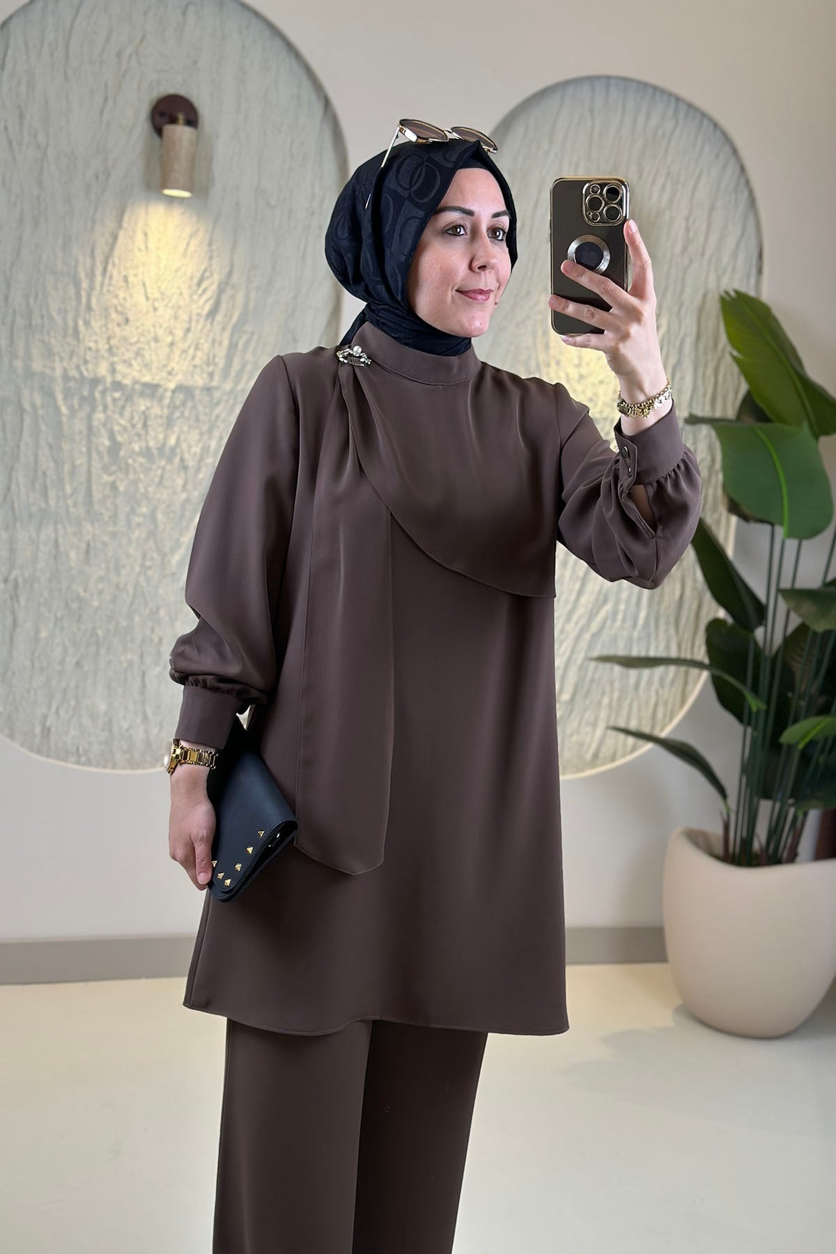 Tesettür Pantolonlu TakımYaka Aksesuar Detaylı Tunik ve Pantolon Kadın İkili Takım Kahverengi SYR 2236