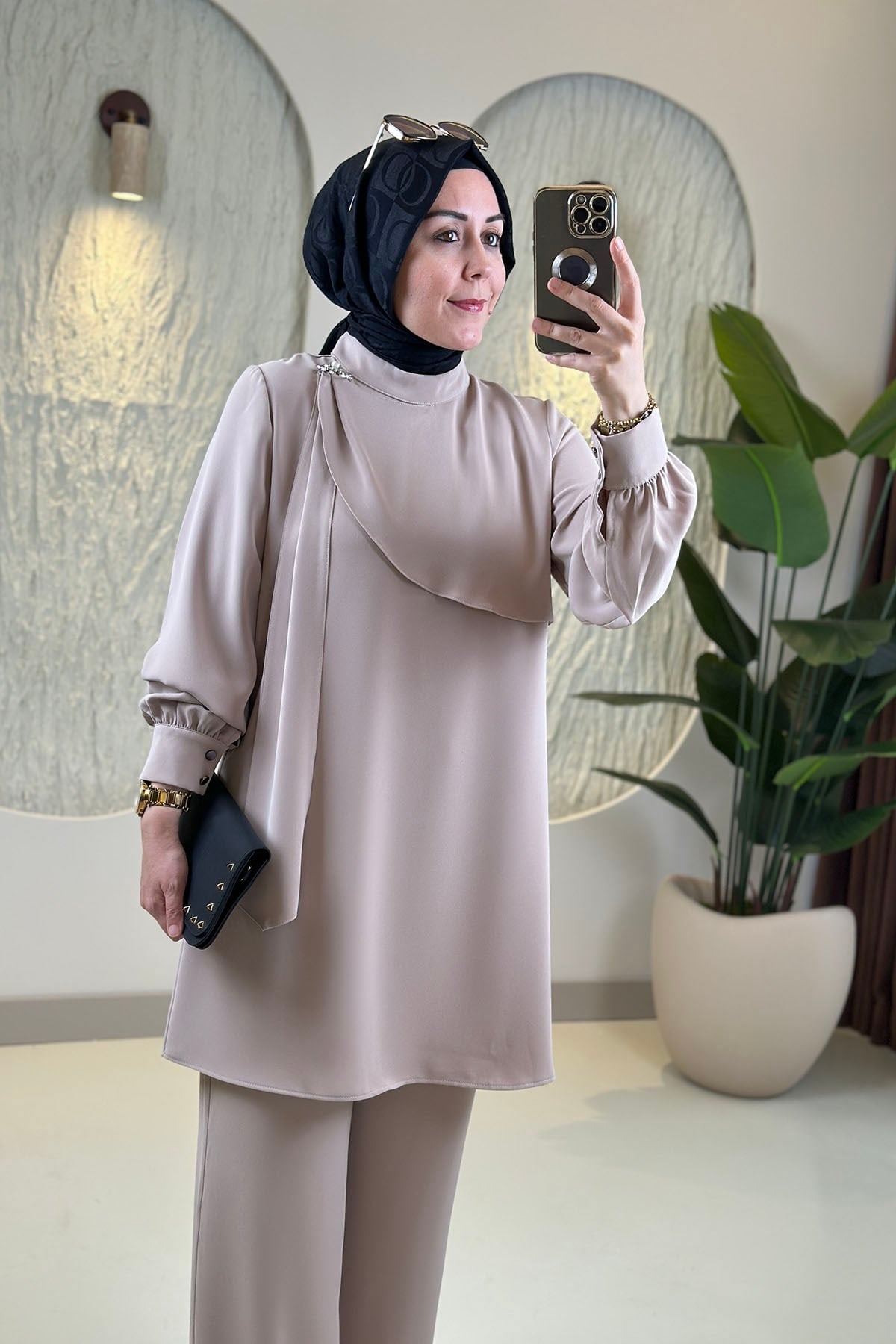 Tesettür Pantolonlu TakımYaka Aksesuar Detaylı Tunik ve Pantolon Kadın İkili Takım Bej SYR 2236