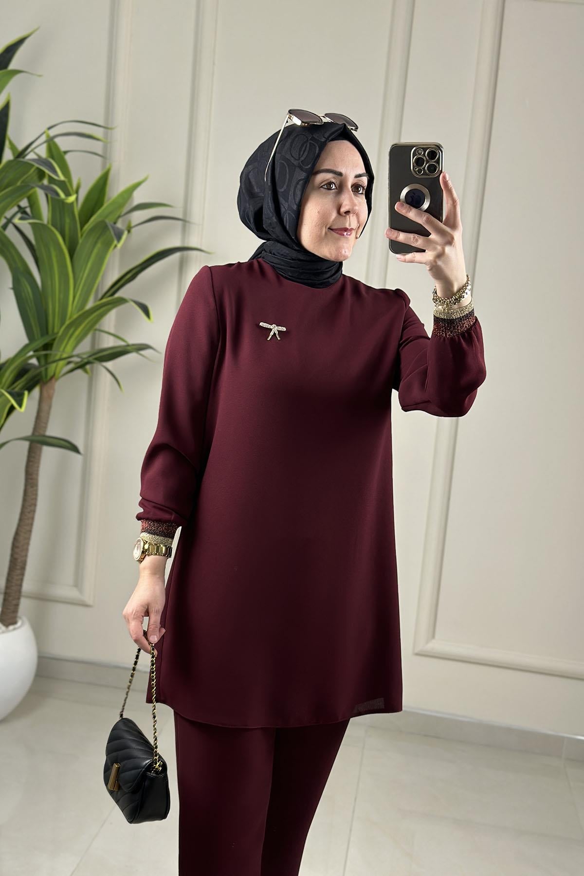 Tesettür Pantolonlu TakımYaka Broş Detaylı Ribanalı Tunik ve Pantolon Kadın İkili Takım Bordo MLH 2626
