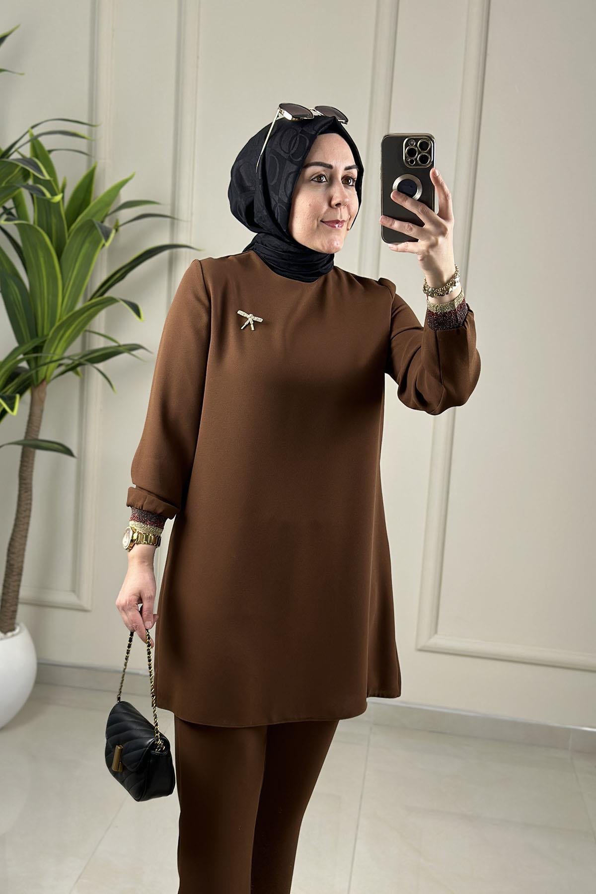 Tesettür Pantolonlu TakımYaka Broş Detaylı Ribanalı Tunik ve Pantolon Kadın İkili Takım Taba MLH 2626