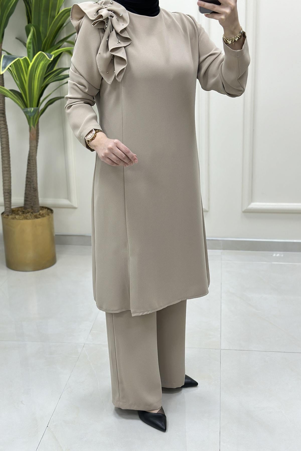 Tesettür Pantolonlu TakımYaka Fırfırlı Taş Detaylı Tunik ve Pantolon Kadın İkili Takım Bej FM 25014
