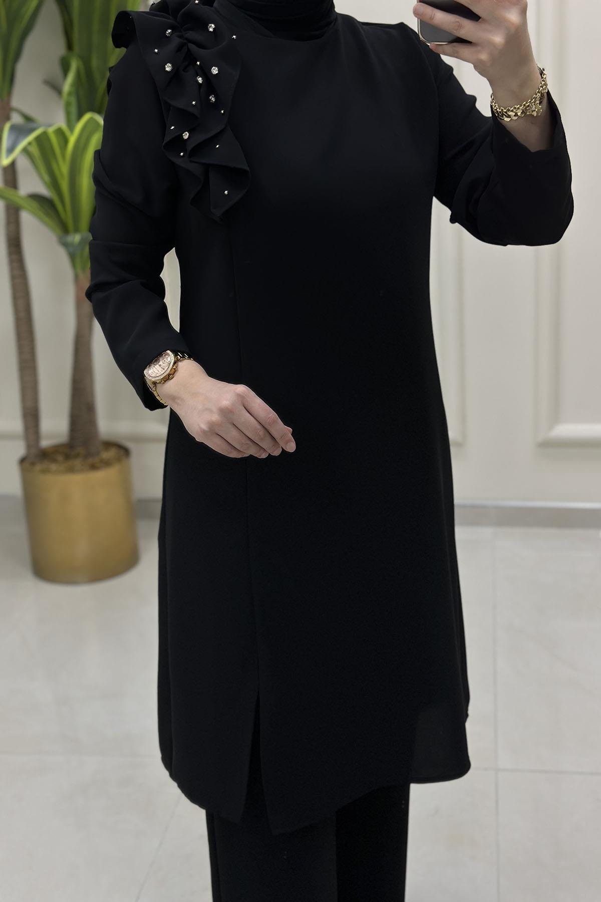Tesettür Pantolonlu TakımYaka Fırfırlı Taş Detaylı Tunik ve Pantolon Kadın İkili Takım Siyah FM 25014