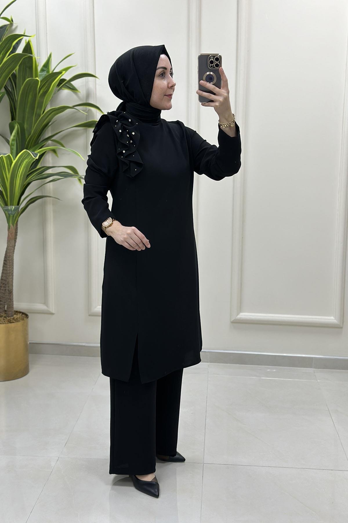Tesettür Pantolonlu TakımYaka Fırfırlı Taş Detaylı Tunik ve Pantolon Kadın İkili Takım Siyah FM 25014