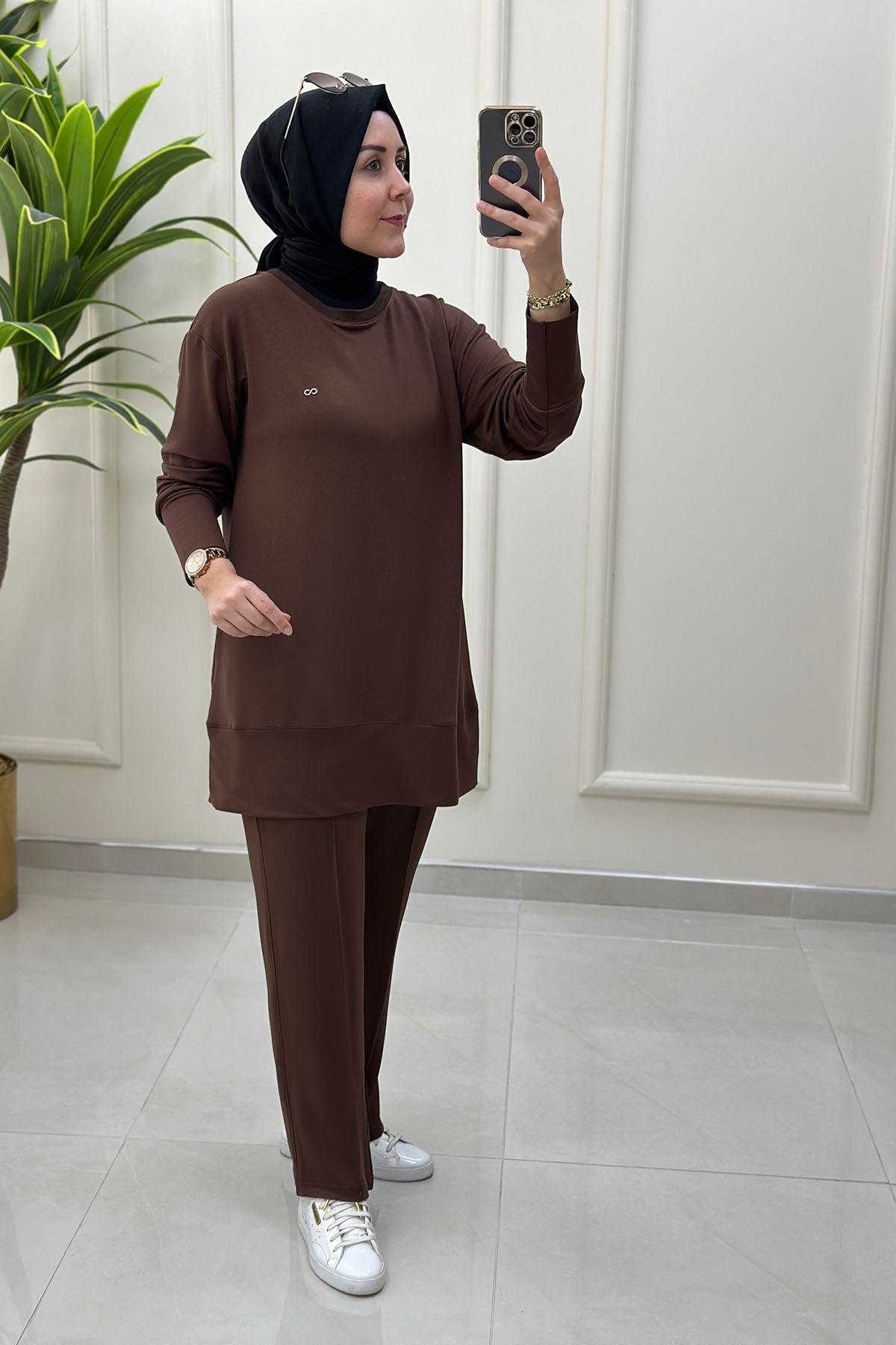 Tesettür Pantolonlu TakımYaka Ribanalı Tunik ve Önü Çimalı Pantolon Kadın İkili Takım Kahverengi KADO 257272