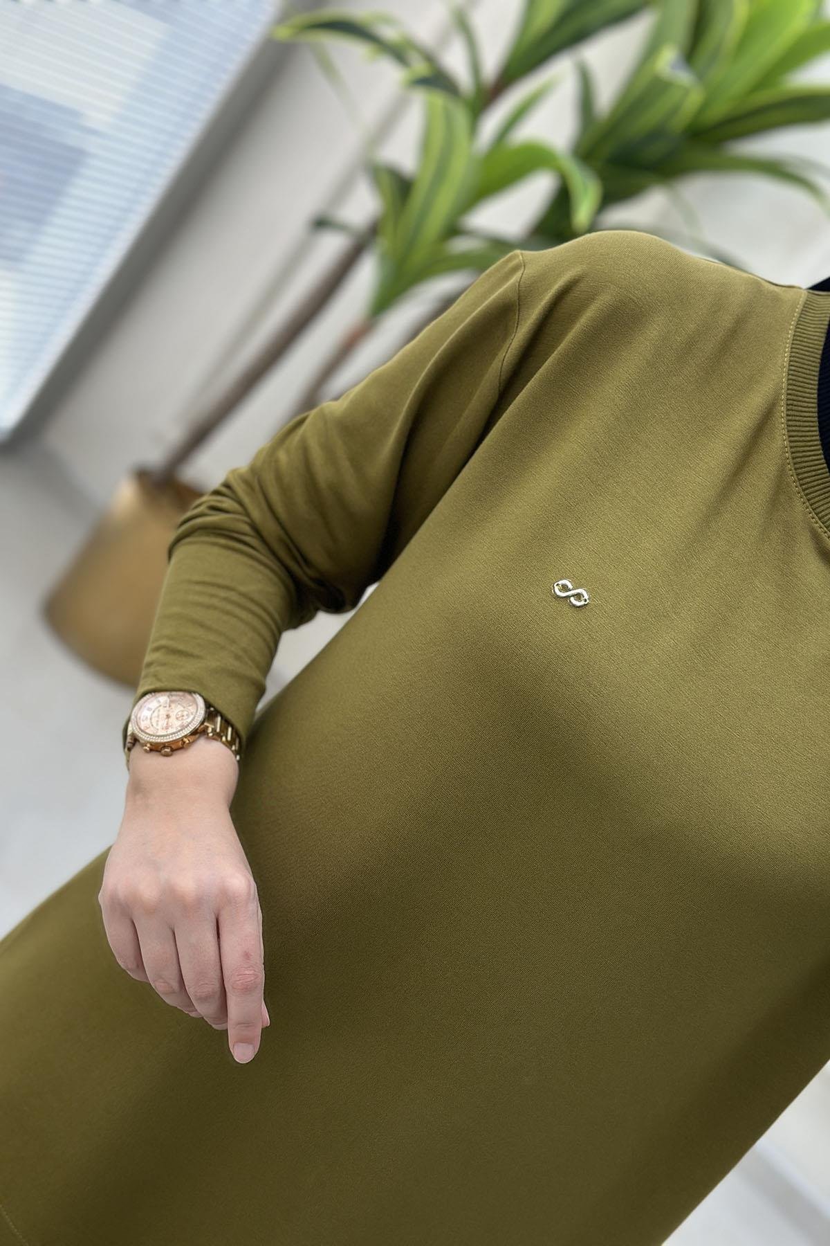 Tesettür Pantolonlu TakımYaka Ribanalı Tunik ve Önü Çimalı Pantolon Kadın İkili Takım Yağ Yeşili KADO 257272