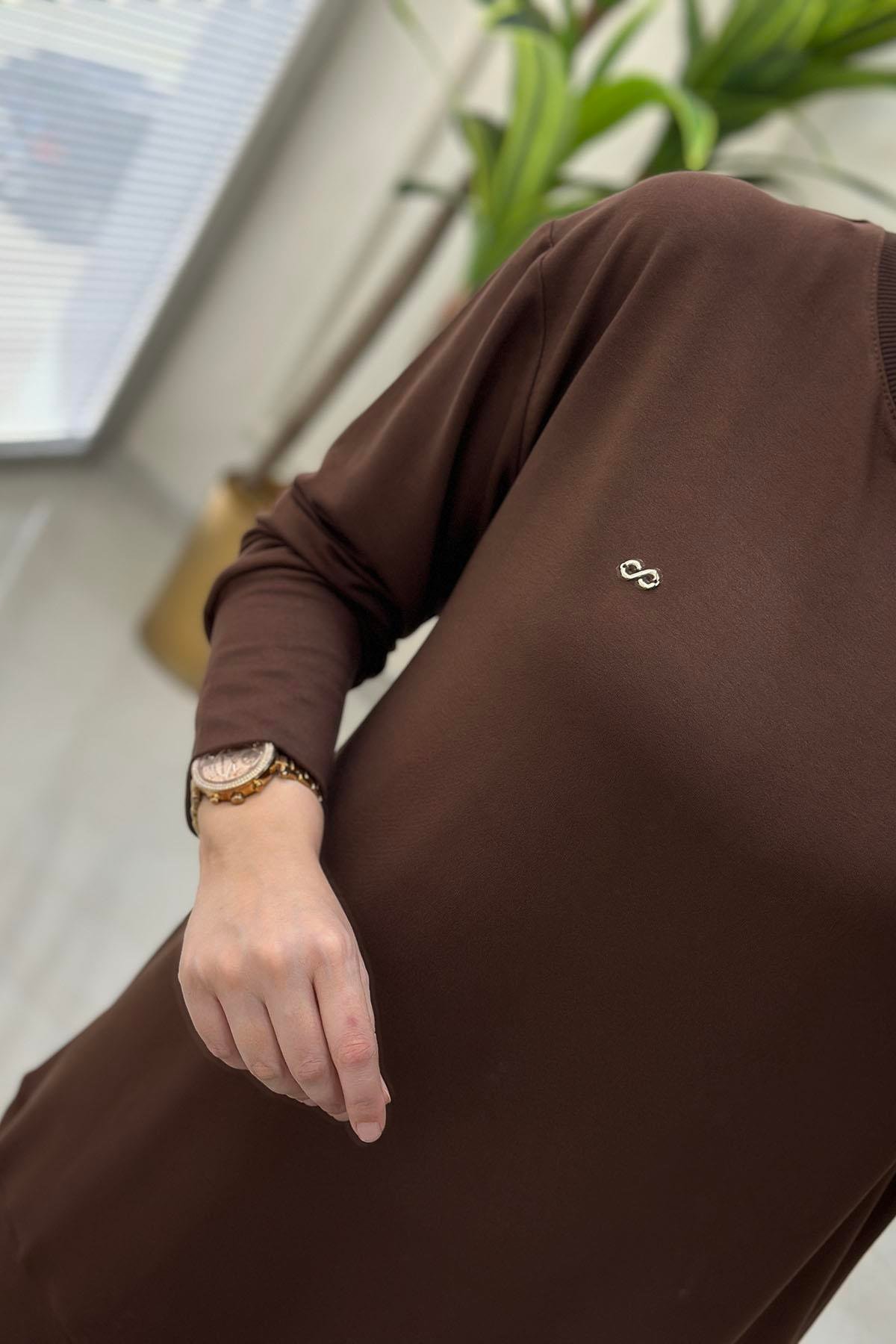 Tesettür Pantolonlu TakımYaka Ribanalı Tunik ve Önü Çimalı Pantolon Kadın İkili Takım Kahverengi KADO 257272