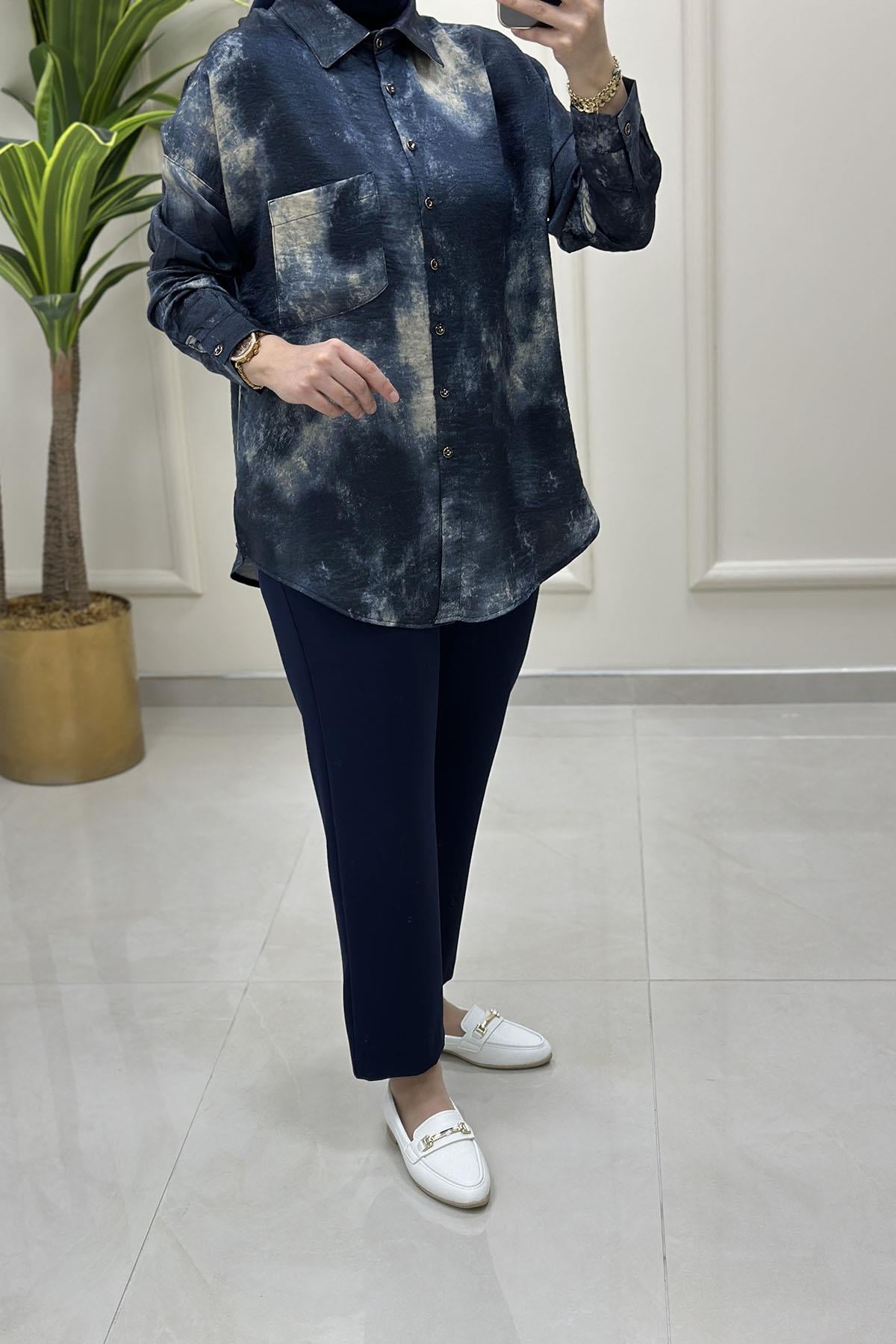Tesettür Tunik GömlekBatik Desen Önü Düğmeli Cepli Kadın Gömlek Lacivert KADO 8569