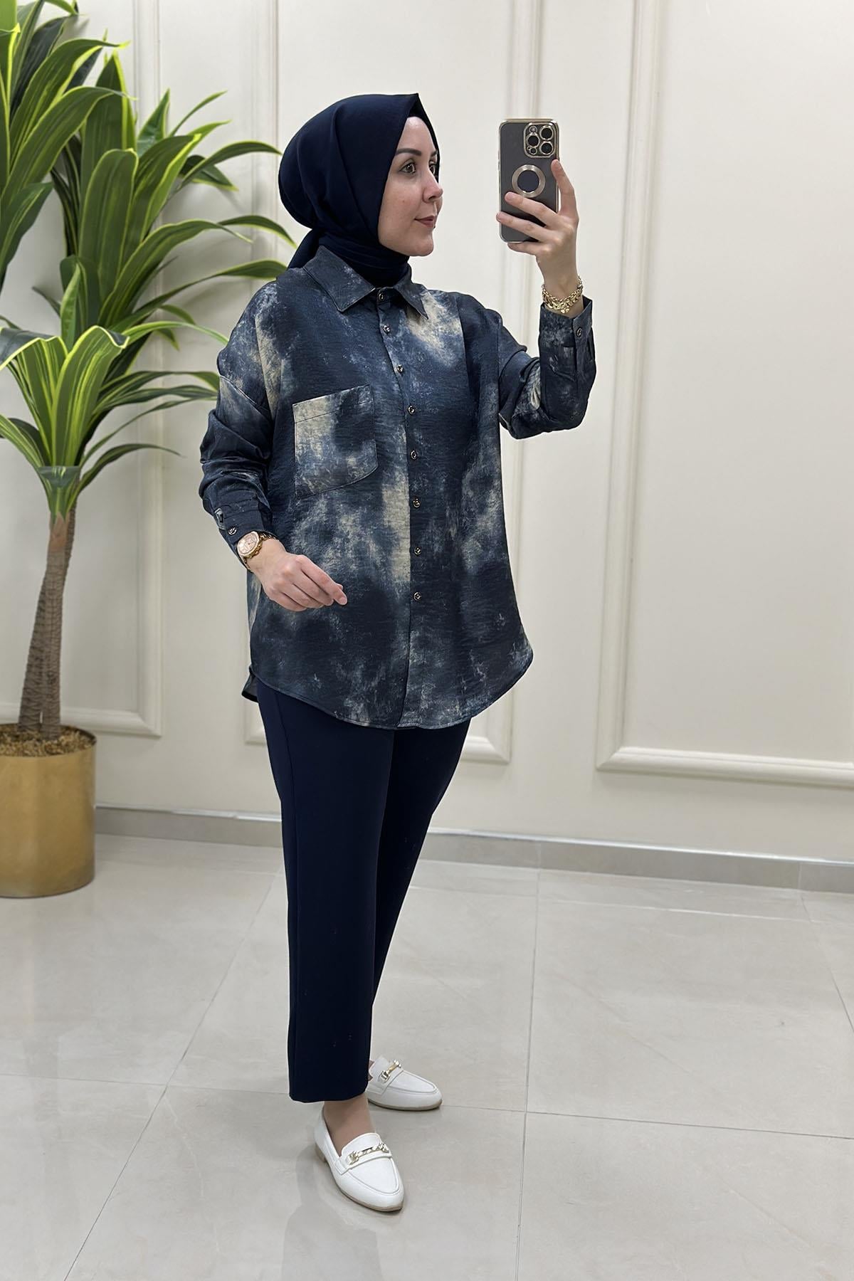 Tesettür Tunik GömlekBatik Desen Önü Düğmeli Cepli Kadın Gömlek Lacivert KADO 8569
