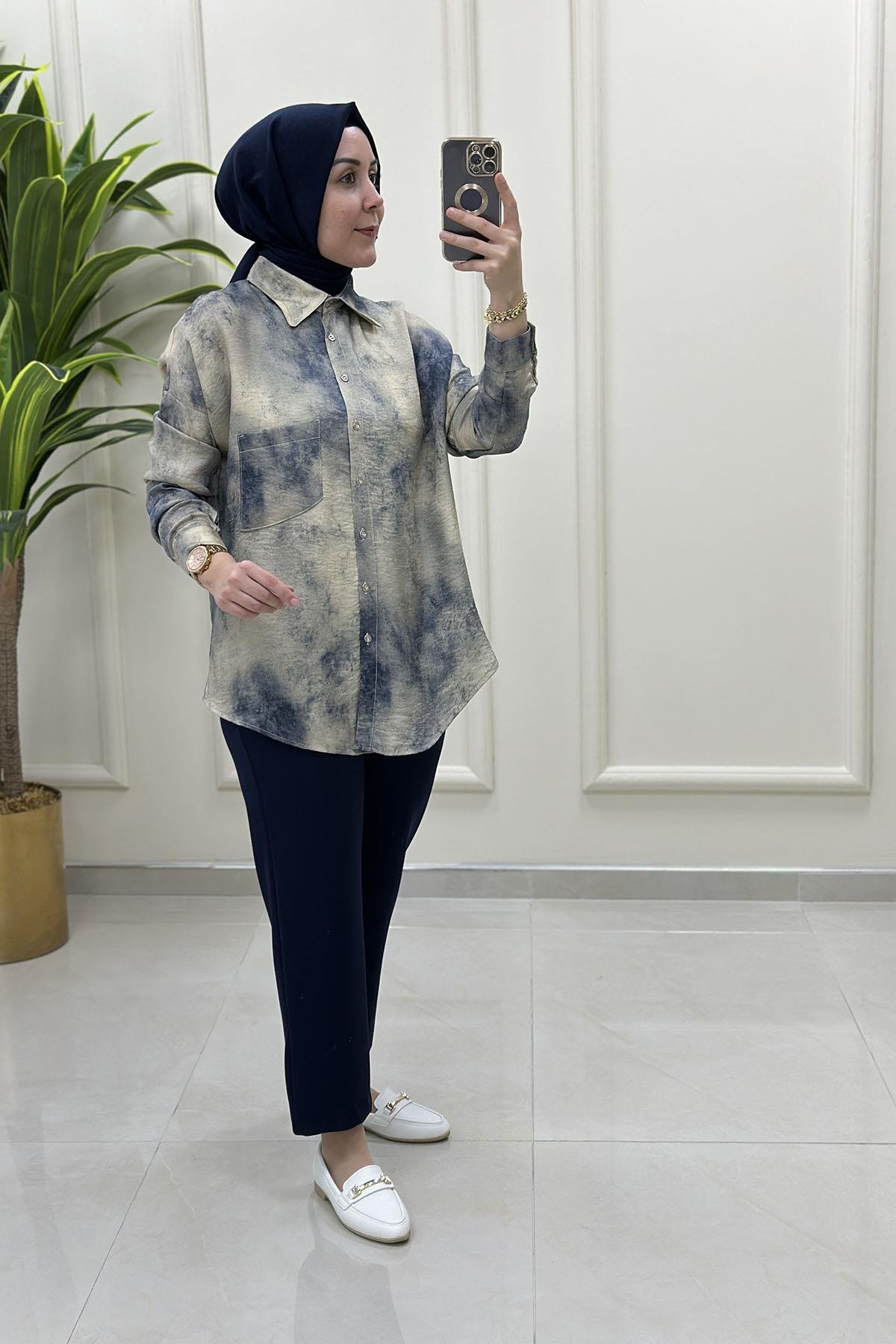 Tesettür Tunik GömlekBatik Desen Önü Düğmeli Cepli Kadın Gömlek Bej KADO 8569