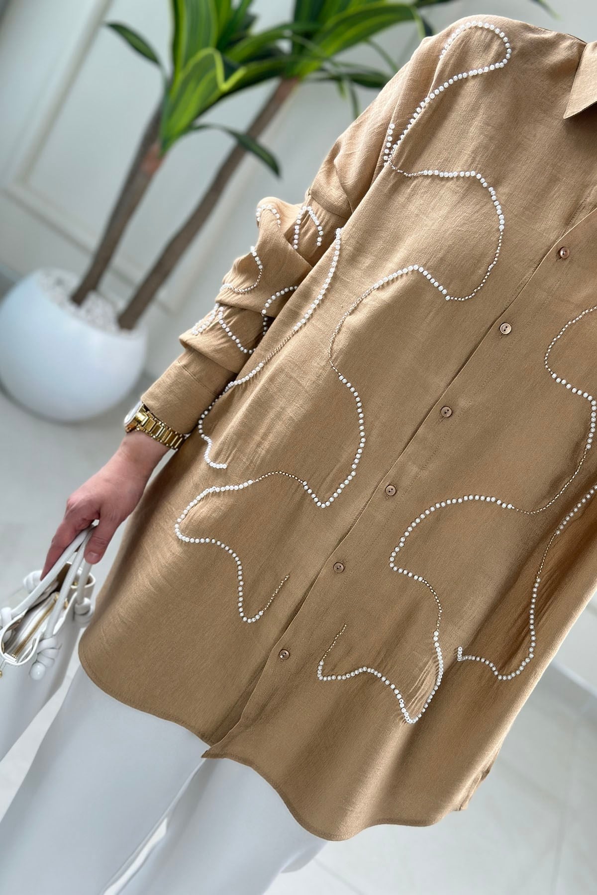 Tesettür Tunik GömlekDüşük Omuz Önü Düğmeli Boncuk İşlemeli Kadın Tunik Camel SLN 5401