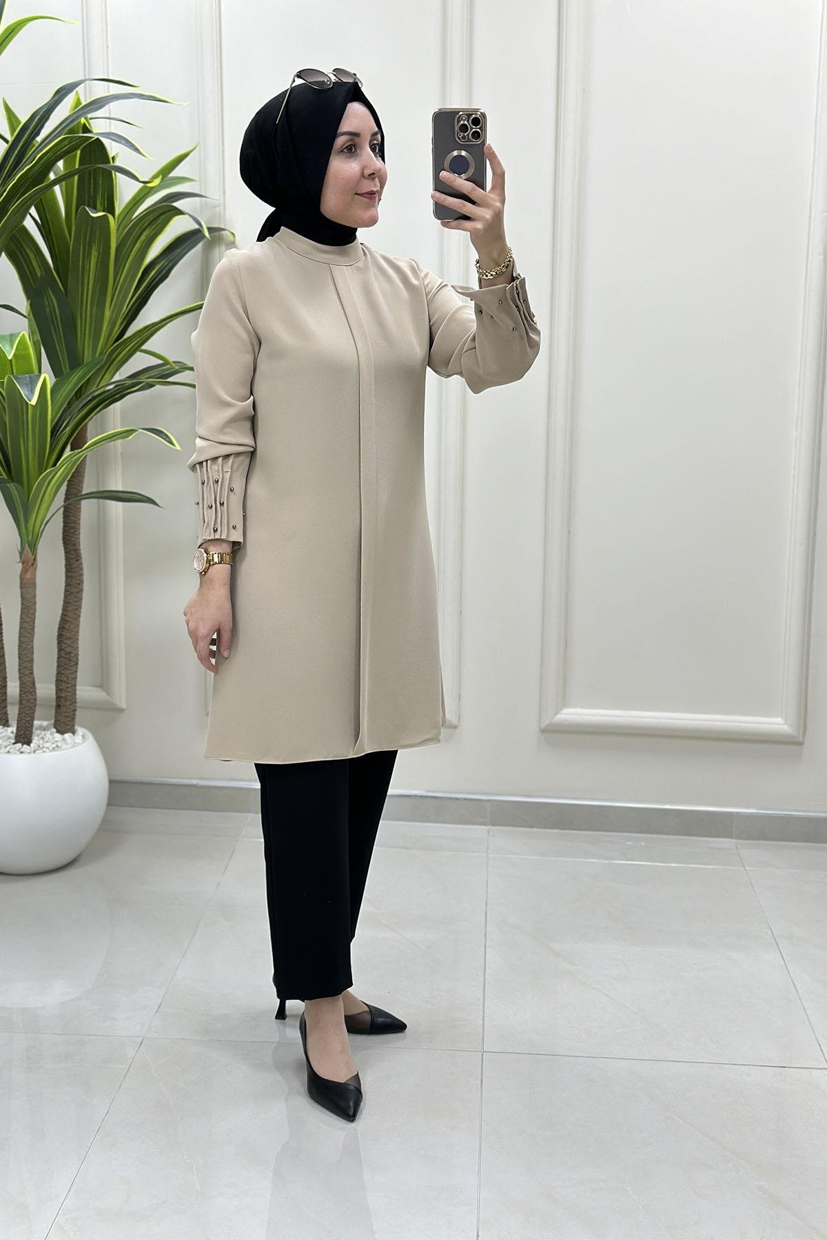 Tesettür Tunik GömlekHakim Yaka Kol Çimalı İncili Kadın Krep Tunik Bej HYA 1590