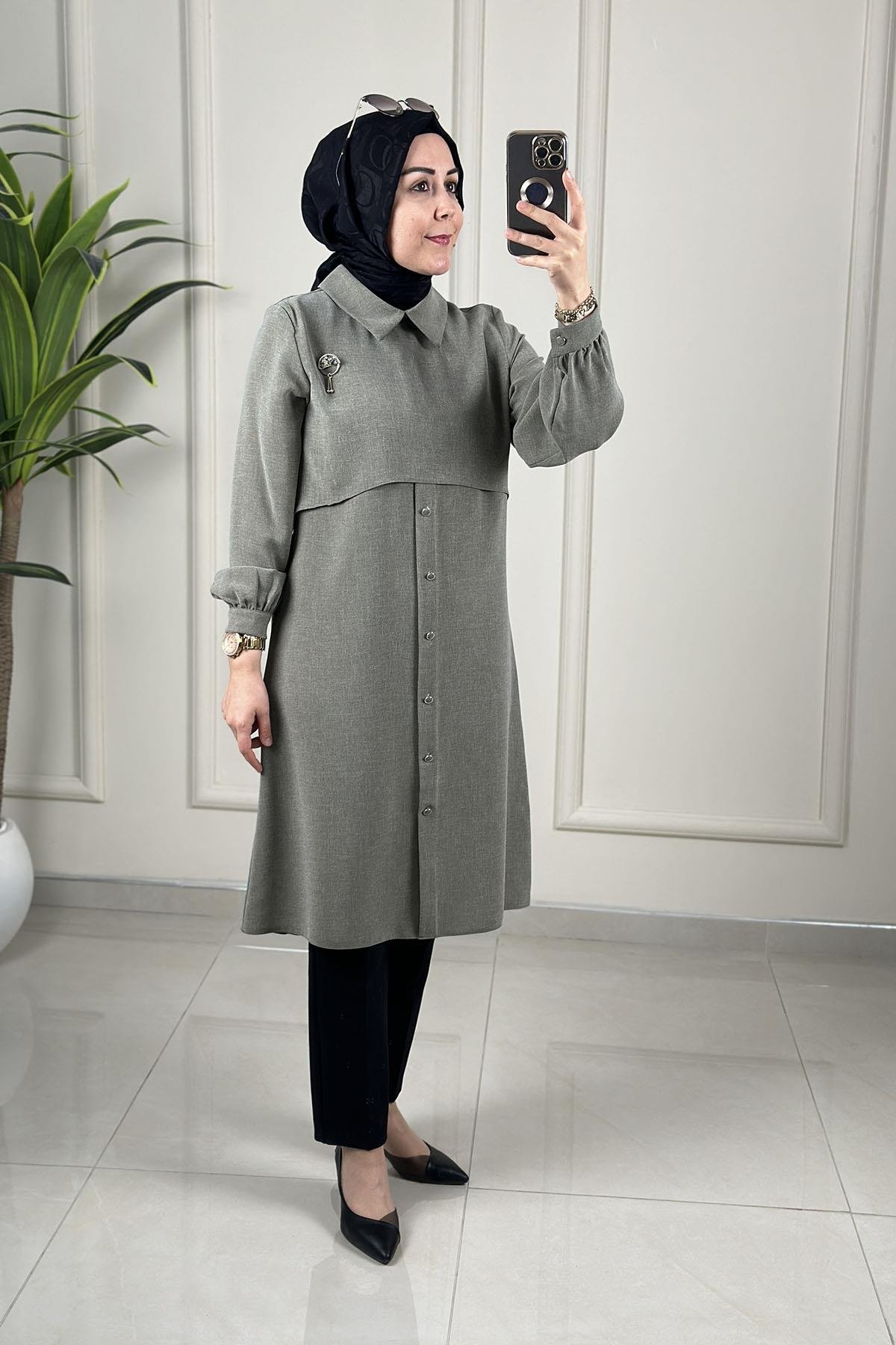 Tesettür Tunik GömlekÖnü Düğme Aksesuarlı Broşlu Kadın Tunik Açık Haki MLH 8066