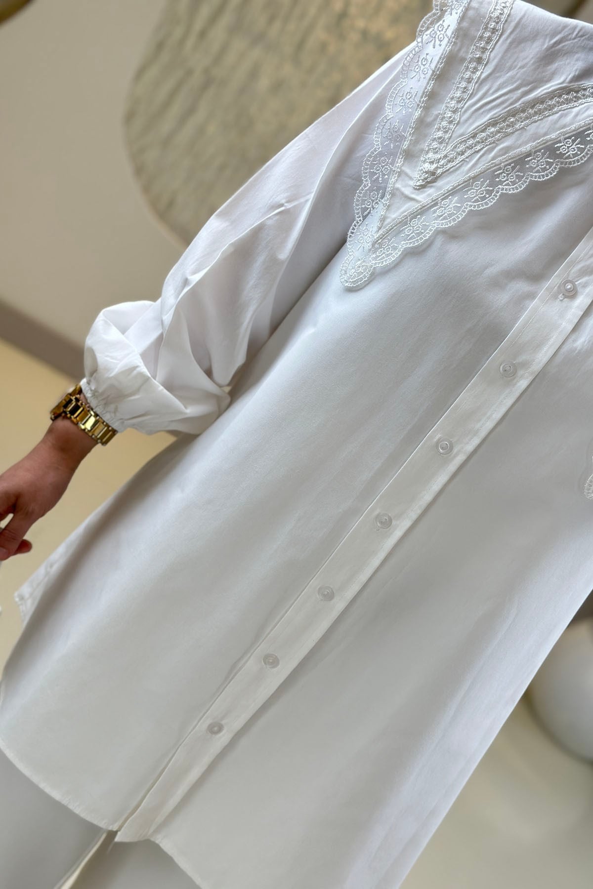 Tesettür Tunik GömlekÖnü Düğmeli Geniş Yaka Dantel Detaylı Poplin Kadın Gömlek Tunik Beyaz EYL 2143