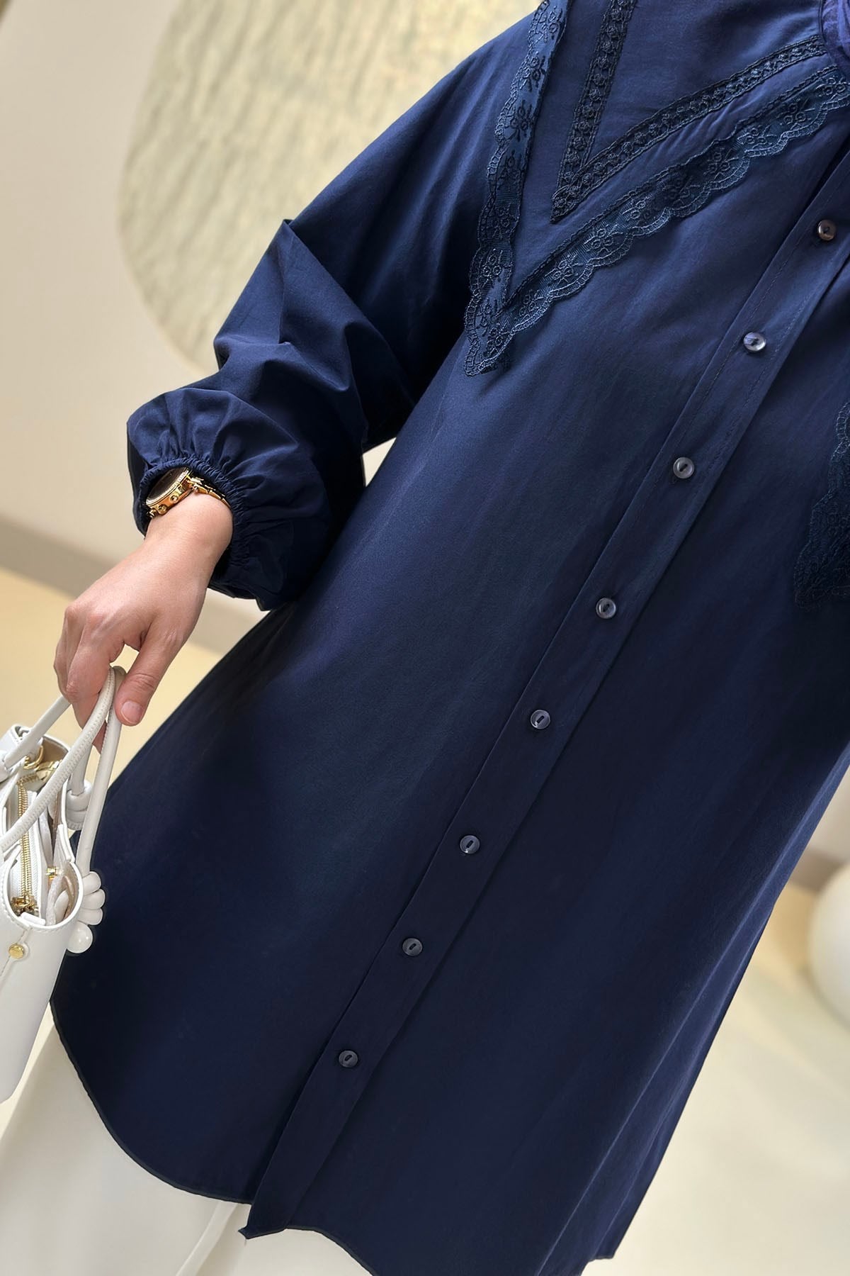 Tesettür Tunik GömlekÖnü Düğmeli Geniş Yaka Dantel Detaylı Poplin Kadın Gömlek Tunik Lacivert EYL 2143