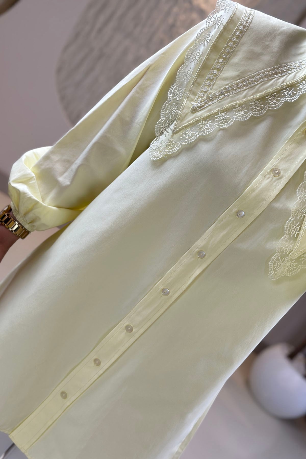 Tesettür Tunik GömlekÖnü Düğmeli Geniş Yaka Dantel Detaylı Poplin Kadın Gömlek Tunik Sarı EYL 2143