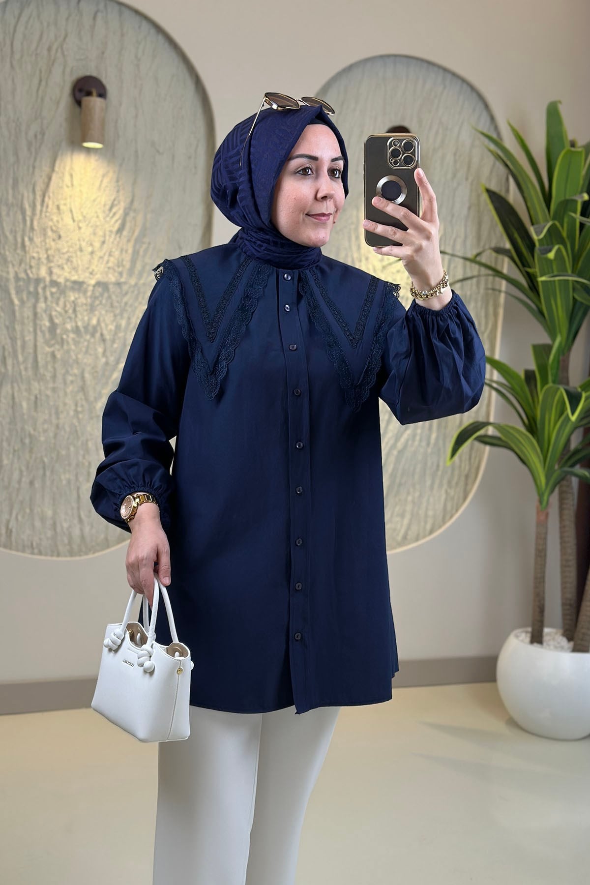 Tesettür Tunik GömlekÖnü Düğmeli Geniş Yaka Dantel Detaylı Poplin Kadın Gömlek Tunik Lacivert EYL 2143
