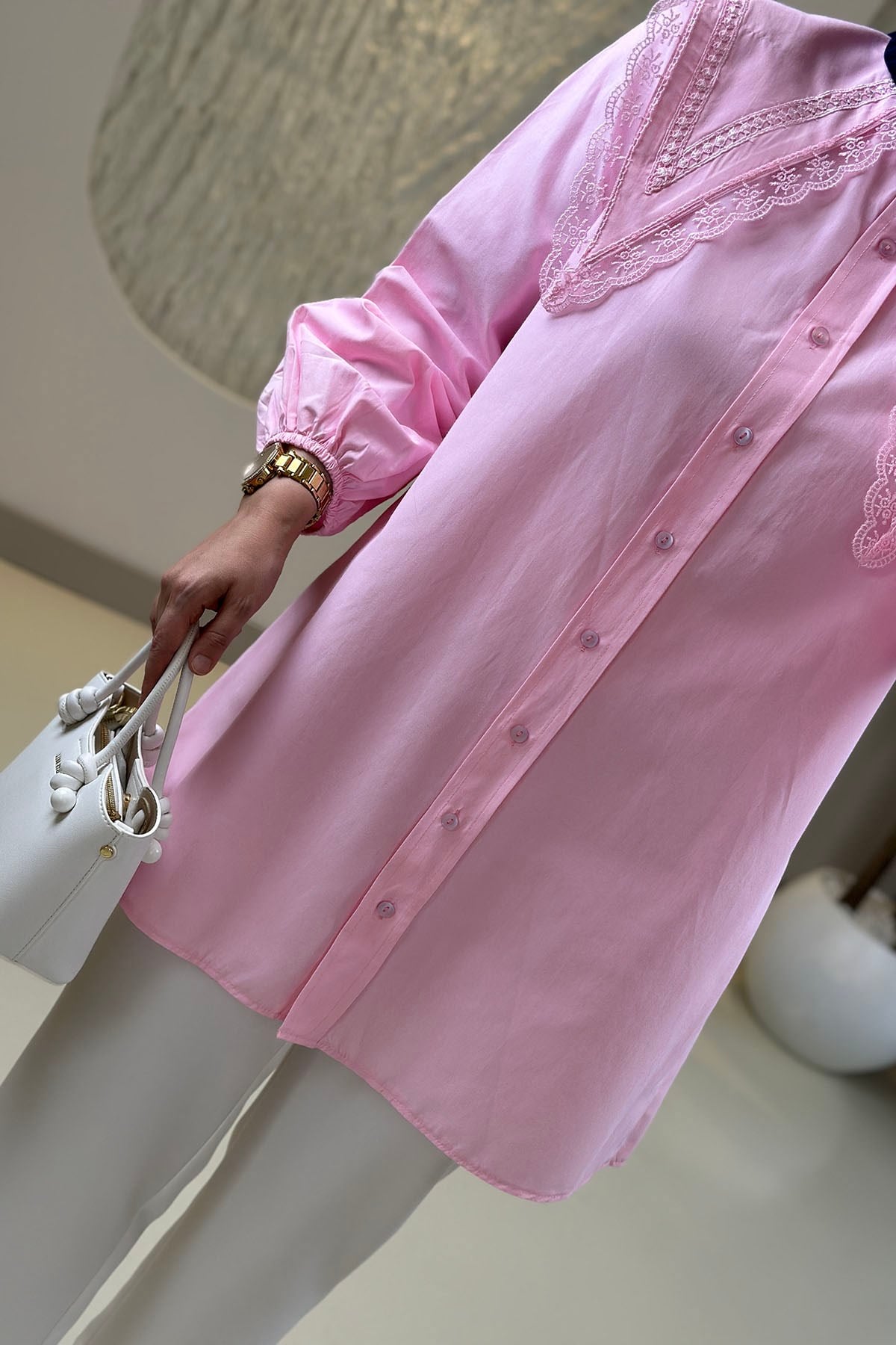 Tesettür Tunik GömlekÖnü Düğmeli Geniş Yaka Dantel Detaylı Poplin Kadın Gömlek Tunik Pembe EYL 2143