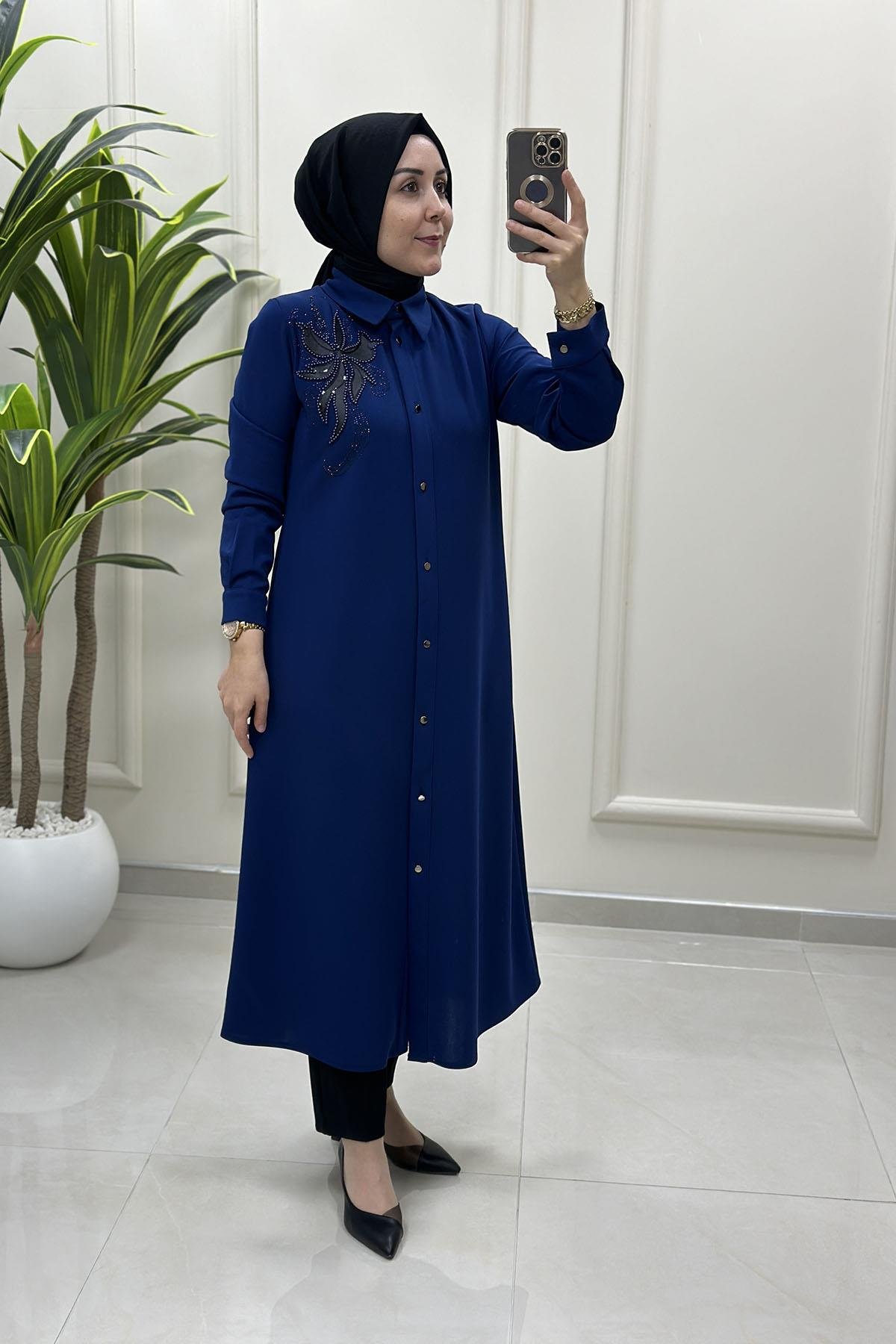 Tesettür Tunik GömlekÖnü Düğmeli İnci Nakış Detaylı Kadın Tunik Saks Mavisi CNR 2211