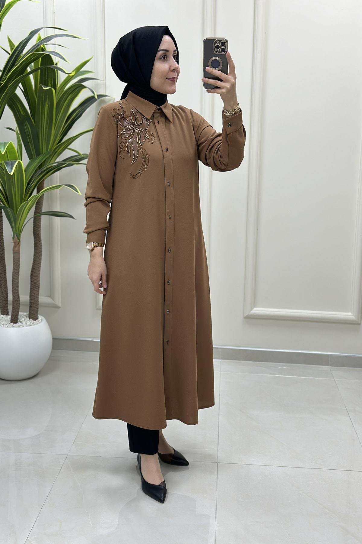 Tesettür Tunik GömlekÖnü Düğmeli İnci Nakış Detaylı Kadın Tunik Taba CNR 2211