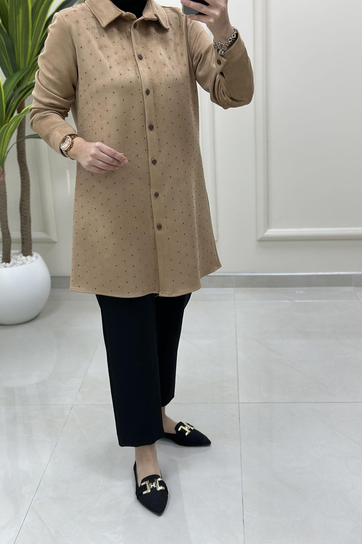 Tesettür Tunik GömlekÖnü Düğmeli Serpme Taş Detaylı Kadın Süet Tunik Bej BRL 7215