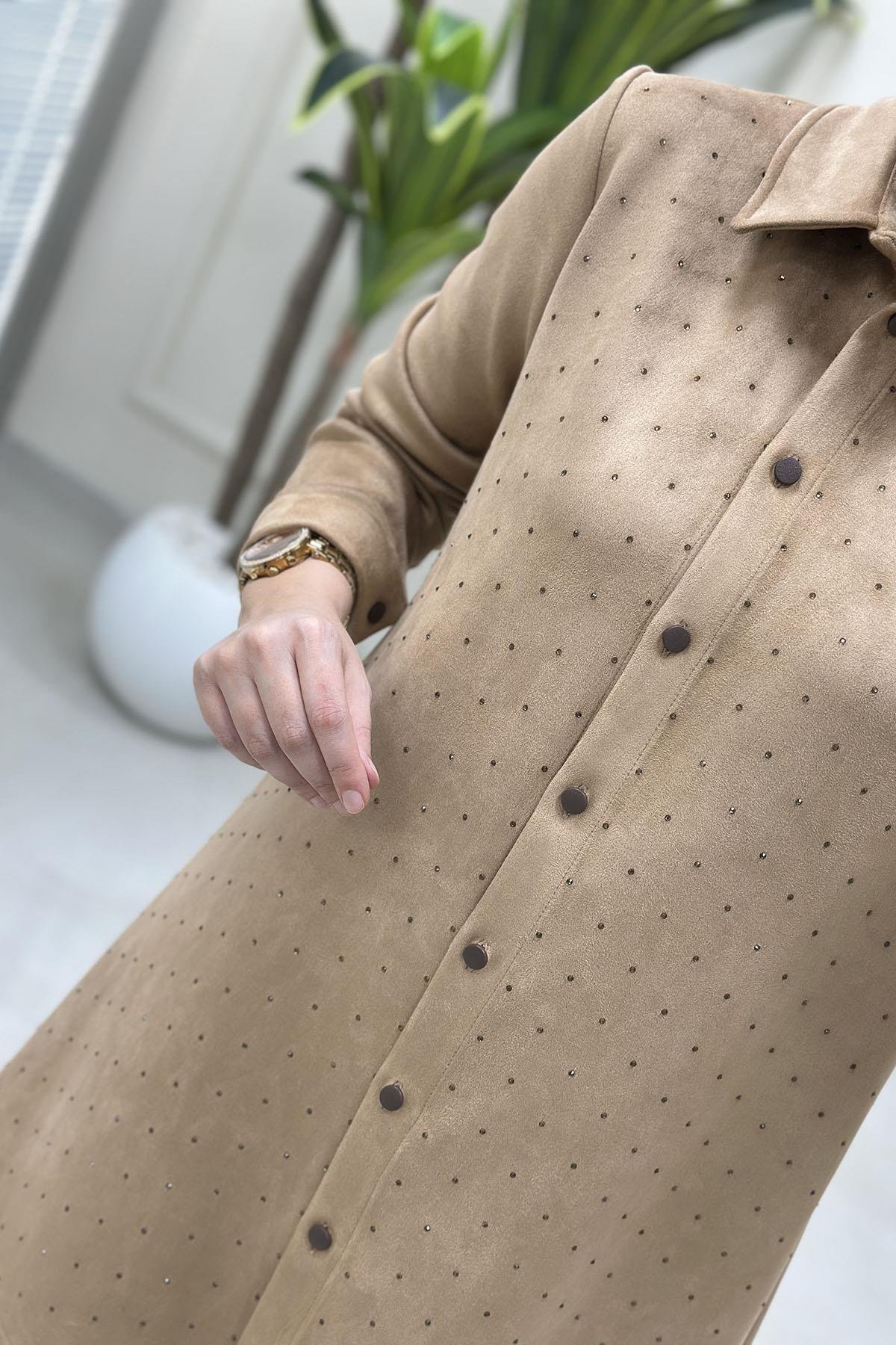 Tesettür Tunik GömlekÖnü Düğmeli Serpme Taş Detaylı Kadın Süet Tunik Bej BRL 7215