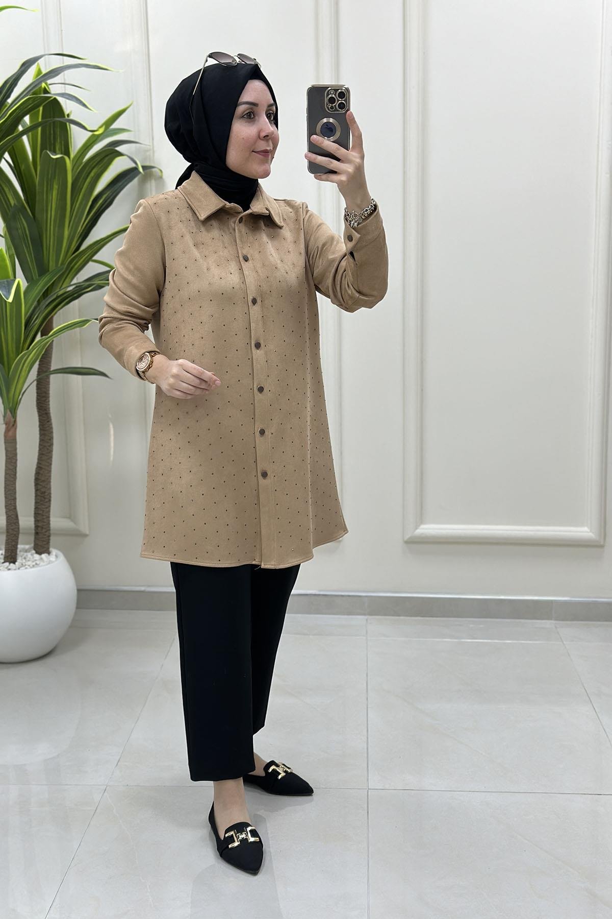 Tesettür Tunik GömlekÖnü Düğmeli Serpme Taş Detaylı Kadın Süet Tunik Bej BRL 7215