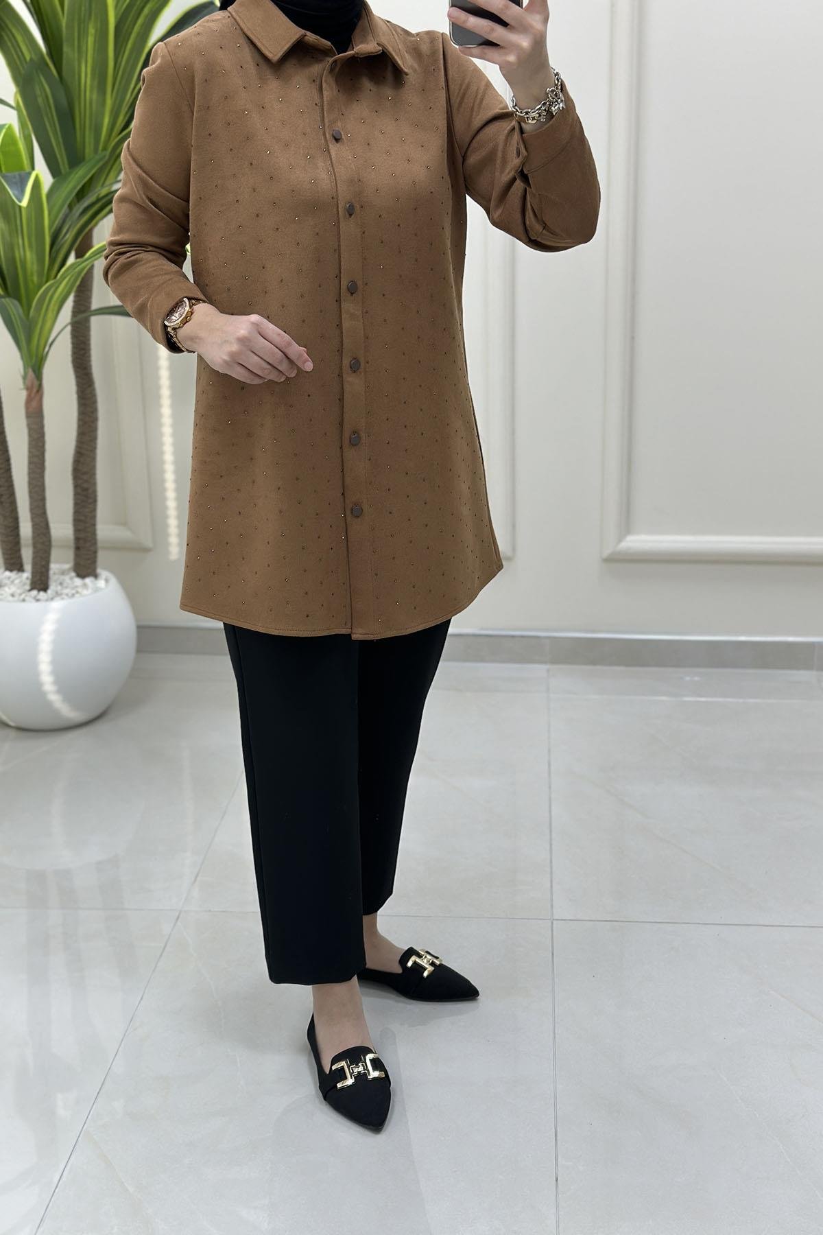 Tesettür Tunik GömlekÖnü Düğmeli Serpme Taş Detaylı Kadın Süet Tunik Taba BRL 7215