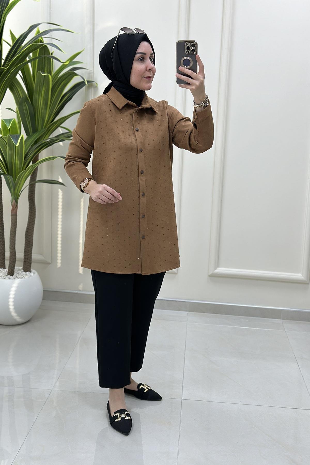 Tesettür Tunik GömlekÖnü Düğmeli Serpme Taş Detaylı Kadın Süet Tunik Taba BRL 7215