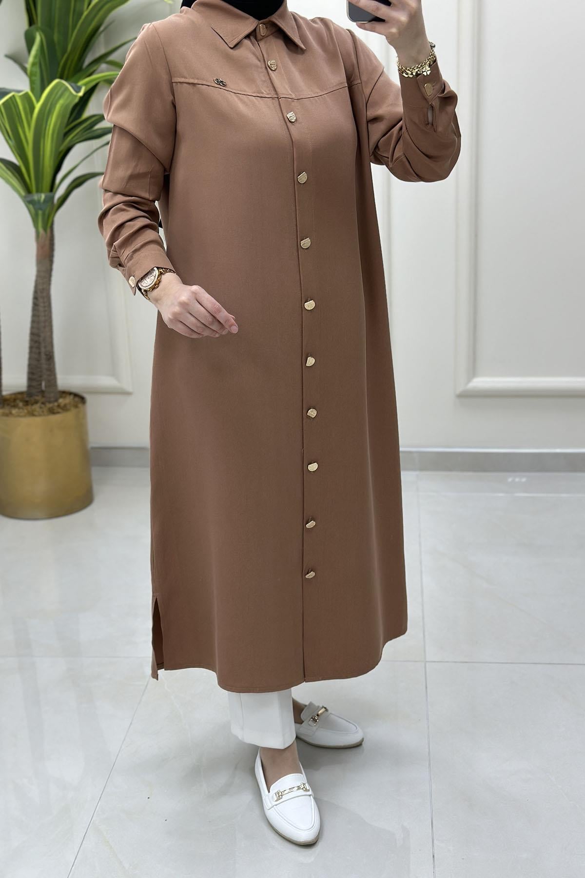 Tesettür Tunik GömlekÖnü Düğmeli Yaka Aksesuar Detaylı Uzun Kadın Tunik Açık Taba KADO 251865