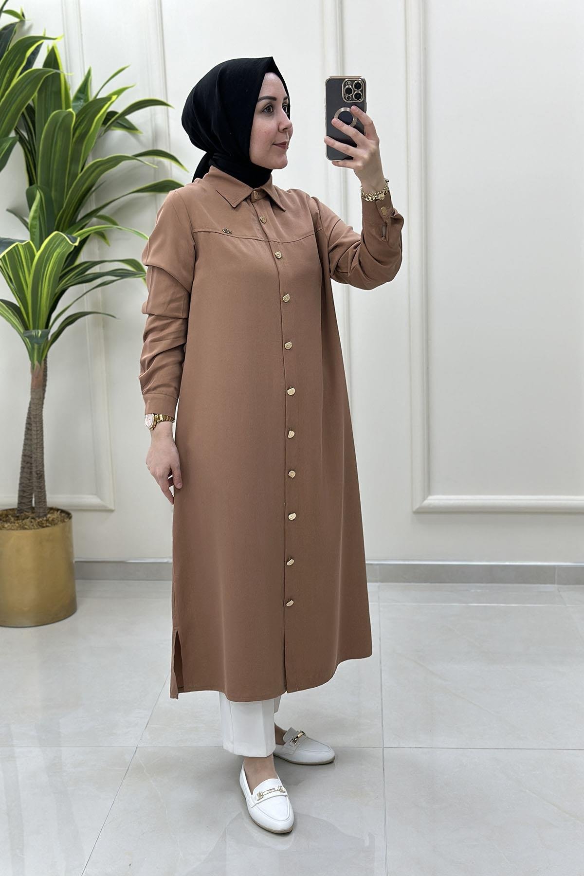 Tesettür Tunik GömlekÖnü Düğmeli Yaka Aksesuar Detaylı Uzun Kadın Tunik Açık Taba KADO 251865