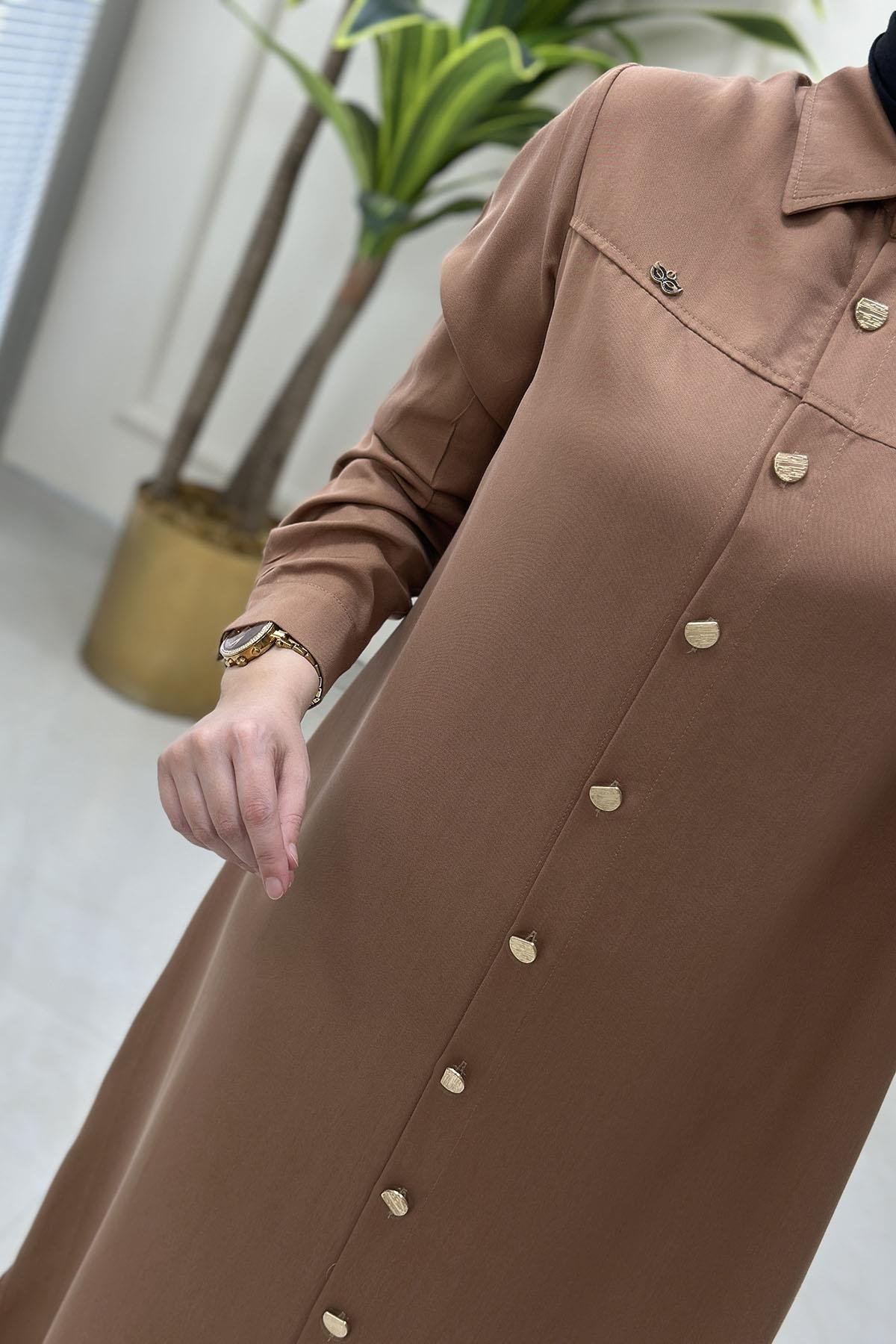 Tesettür Tunik GömlekÖnü Düğmeli Yaka Aksesuar Detaylı Uzun Kadın Tunik Açık Taba KADO 251865