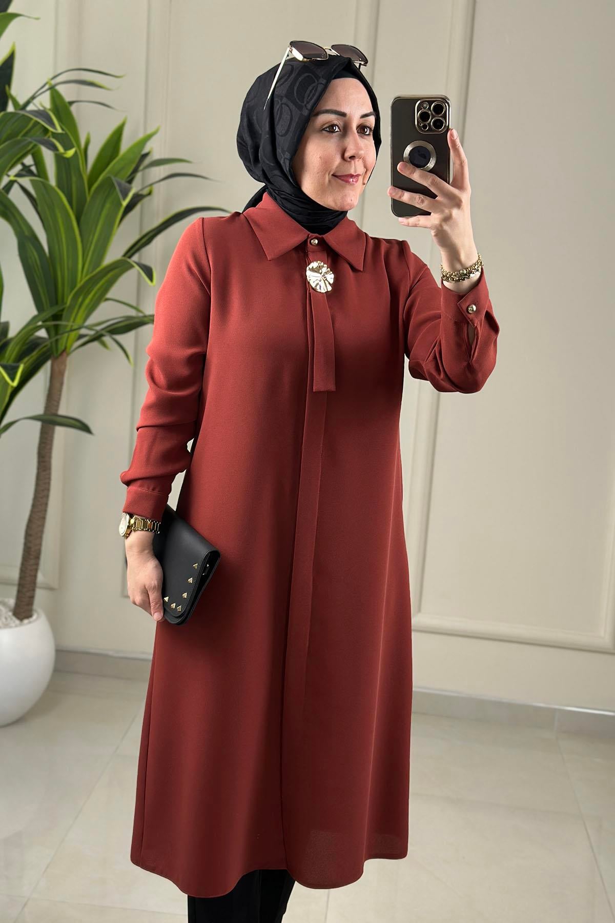 Tesettür Tunik GömlekÖnü Gizli Düğmeli Aksesuar Detaylı Kadın Tunik Kızıl Kiremit MLH 2607