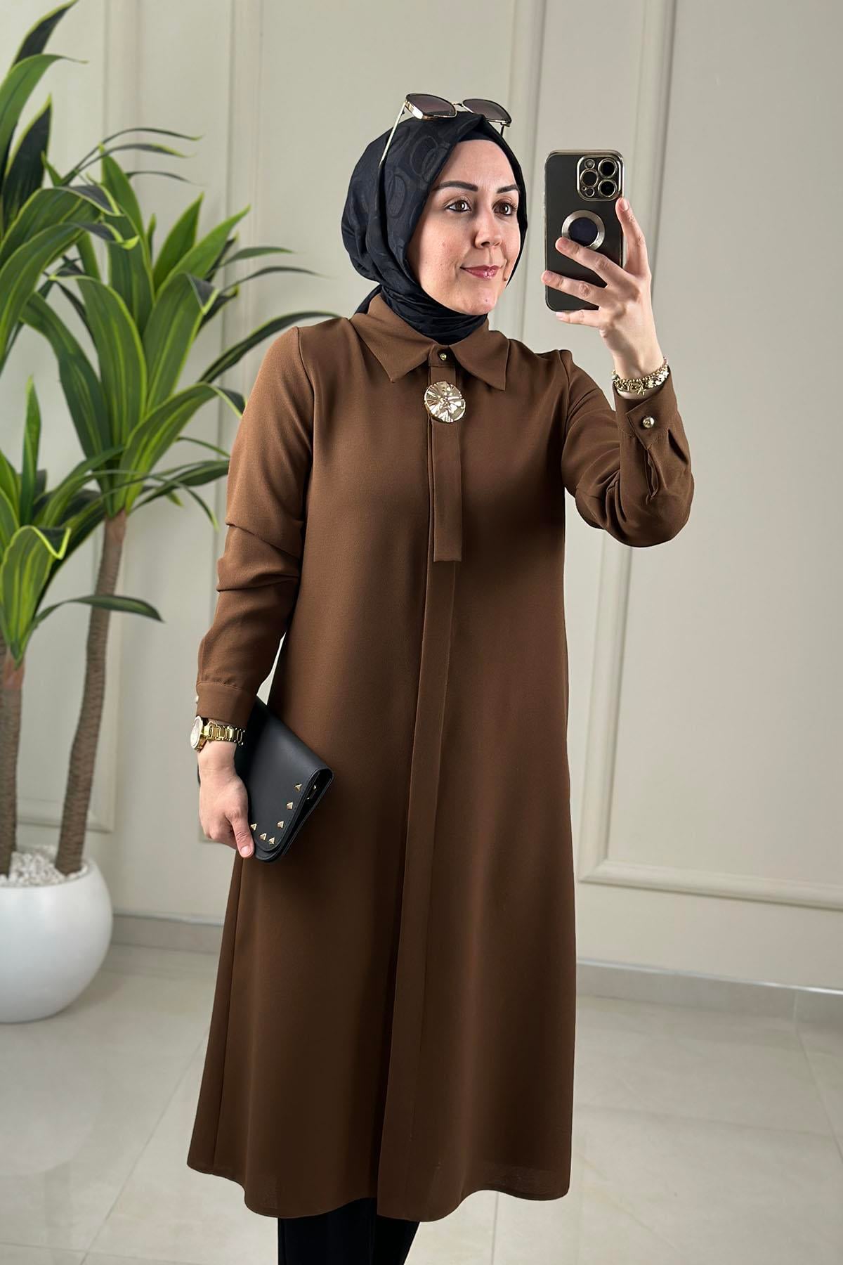 Tesettür Tunik GömlekÖnü Gizli Düğmeli Aksesuar Detaylı Kadın Tunik Kahverengi MLH 2607