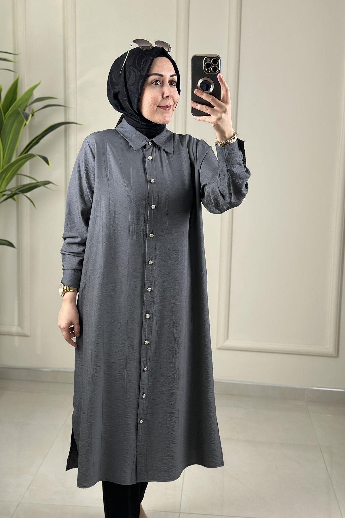 Tesettür Tunik GömlekÖnü Taş Düğme Detaylı Uzun Kadın Tunik Gri KADO 262226